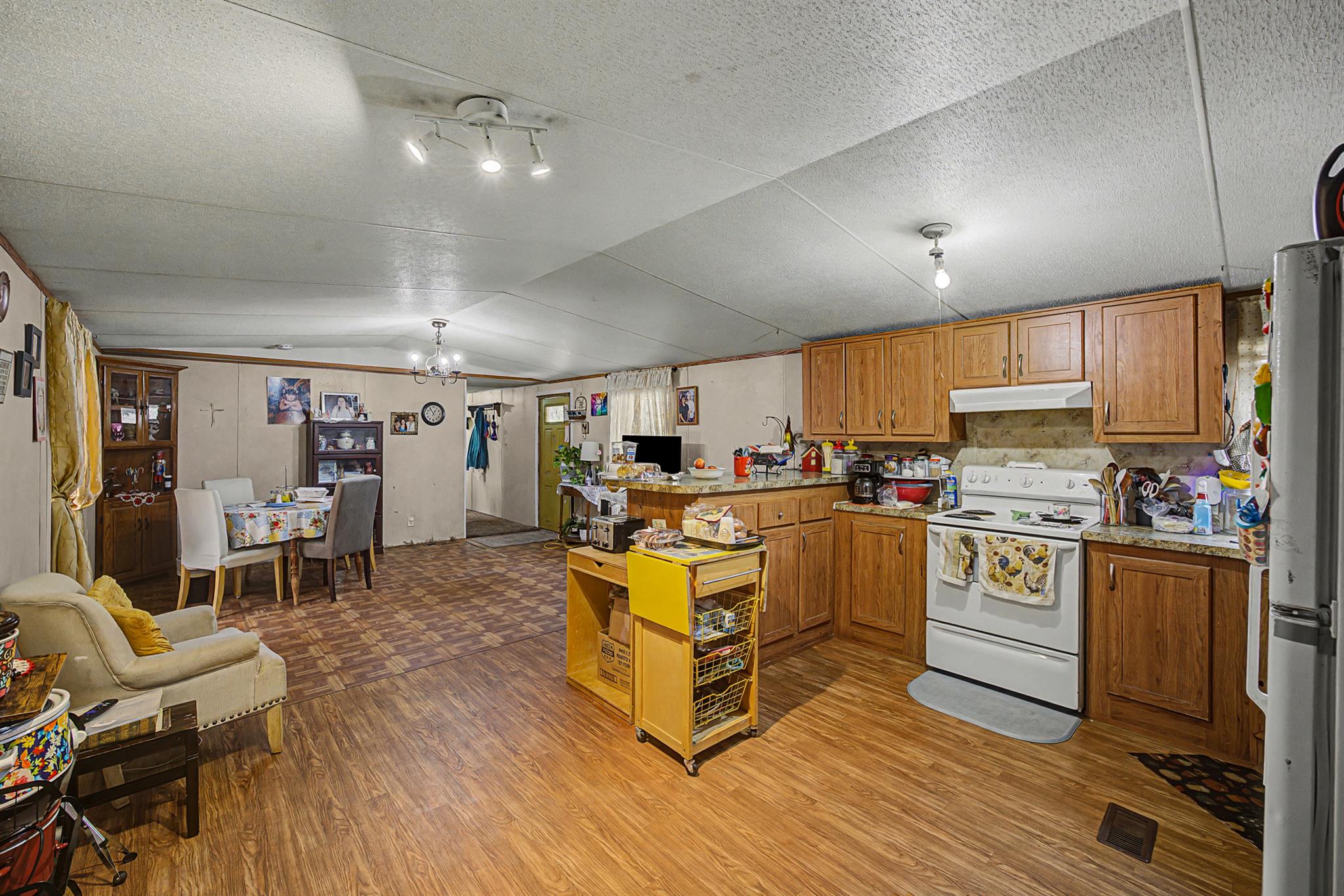 105 S Austin Dr, Paige, TX 78659