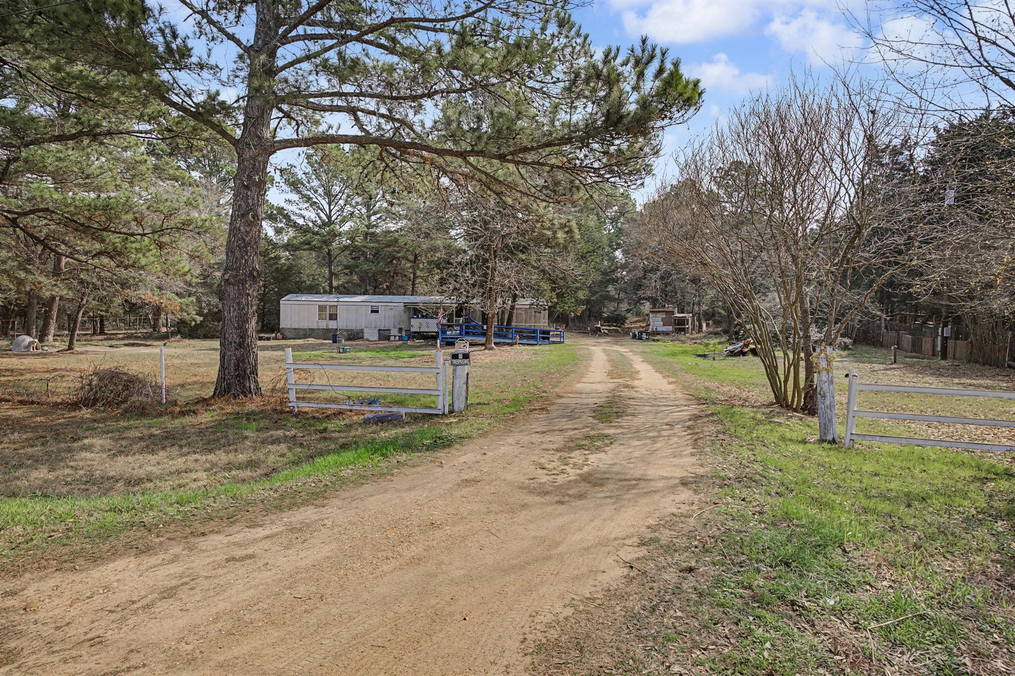 105 S Austin Dr, Paige, TX 78659