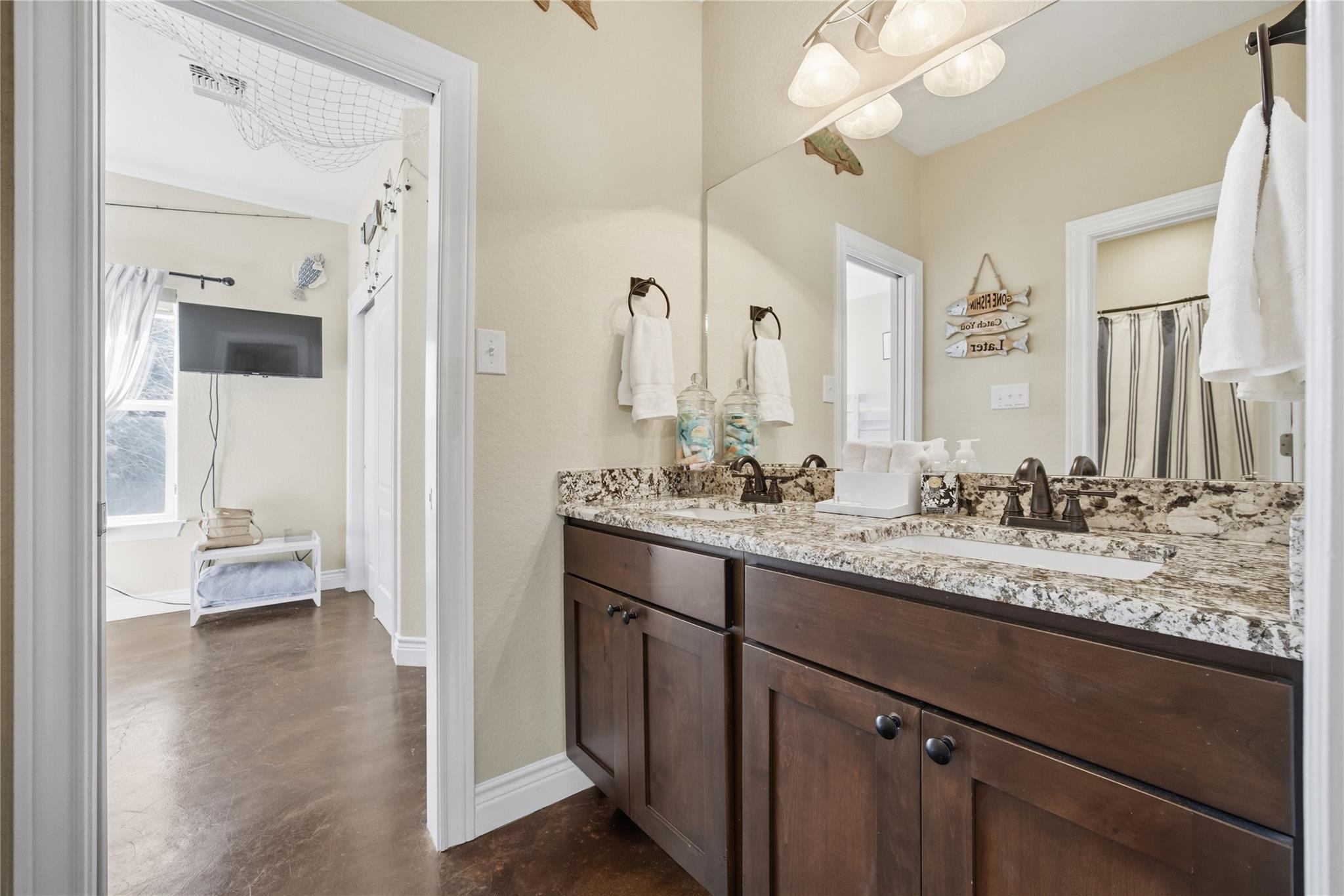 1748 Lakeshore Dr, Canyon Lake, TX 78133