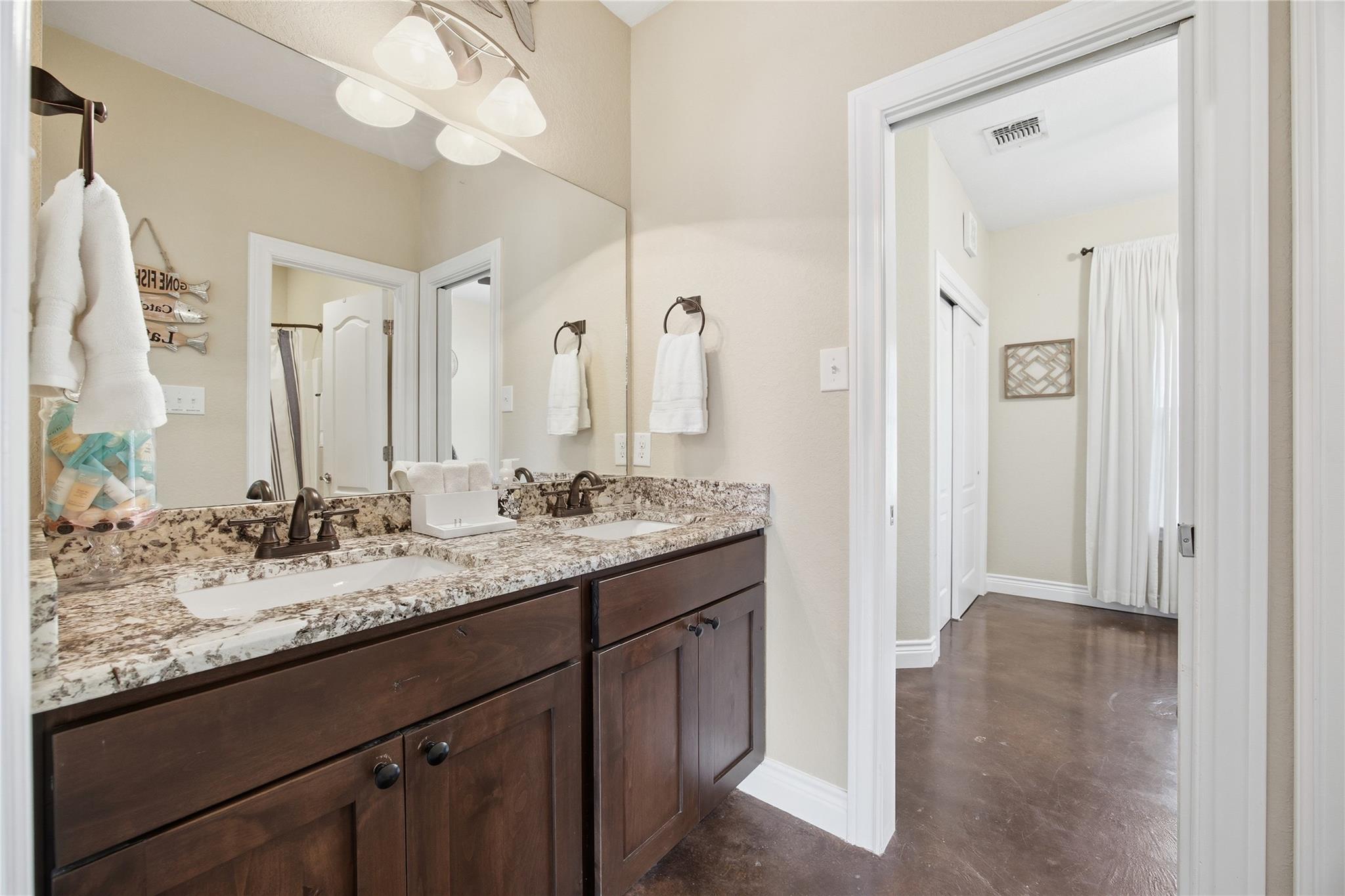 1748 Lakeshore Dr, Canyon Lake, TX 78133