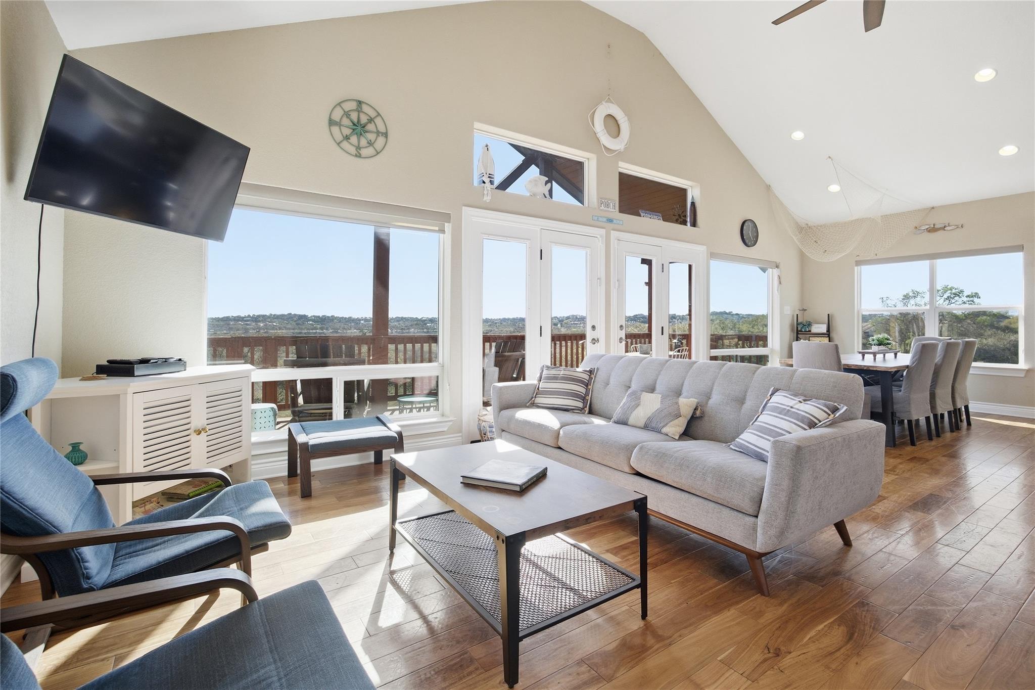 1748 Lakeshore Dr, Canyon Lake, TX 78133