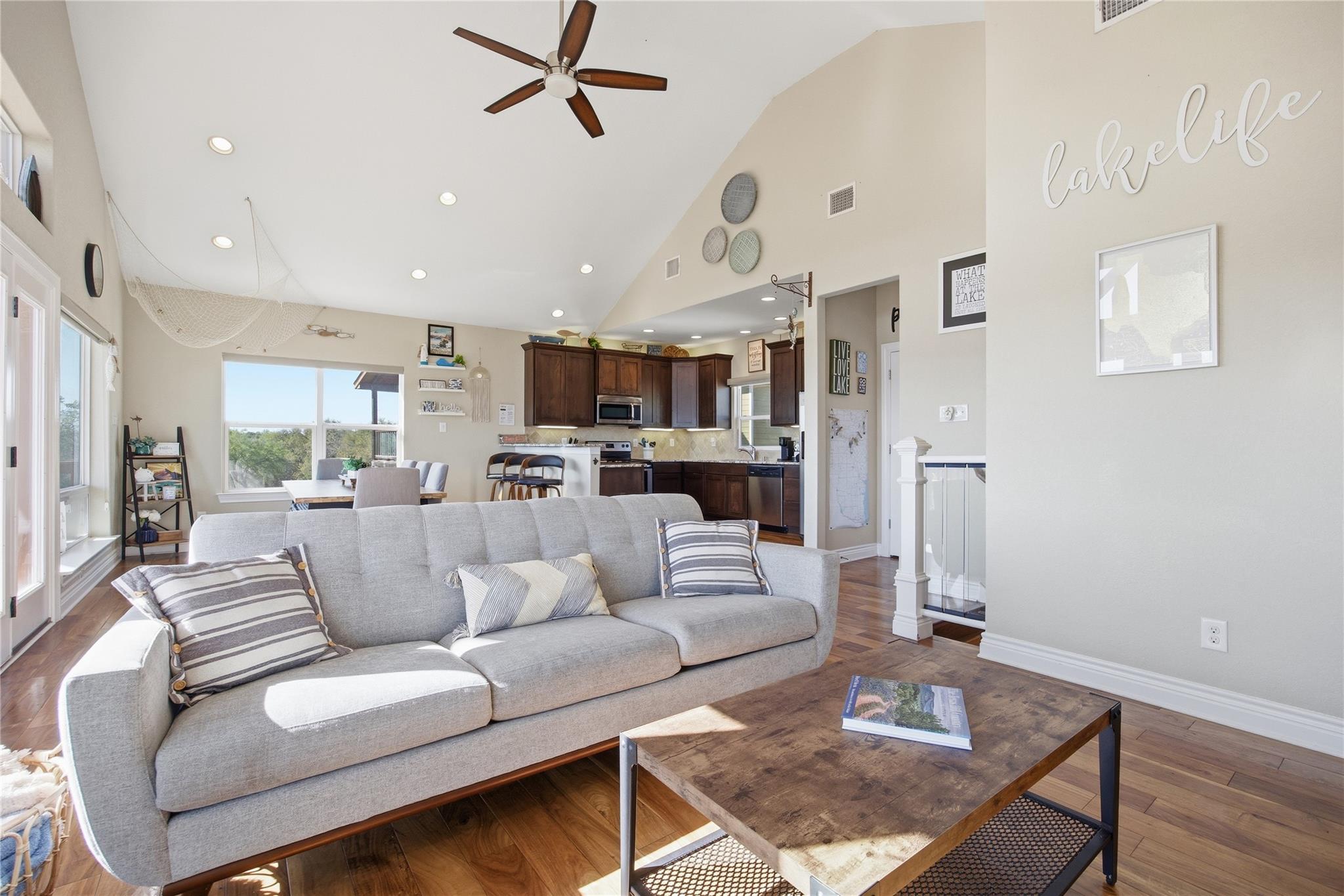 1748 Lakeshore Dr, Canyon Lake, TX 78133