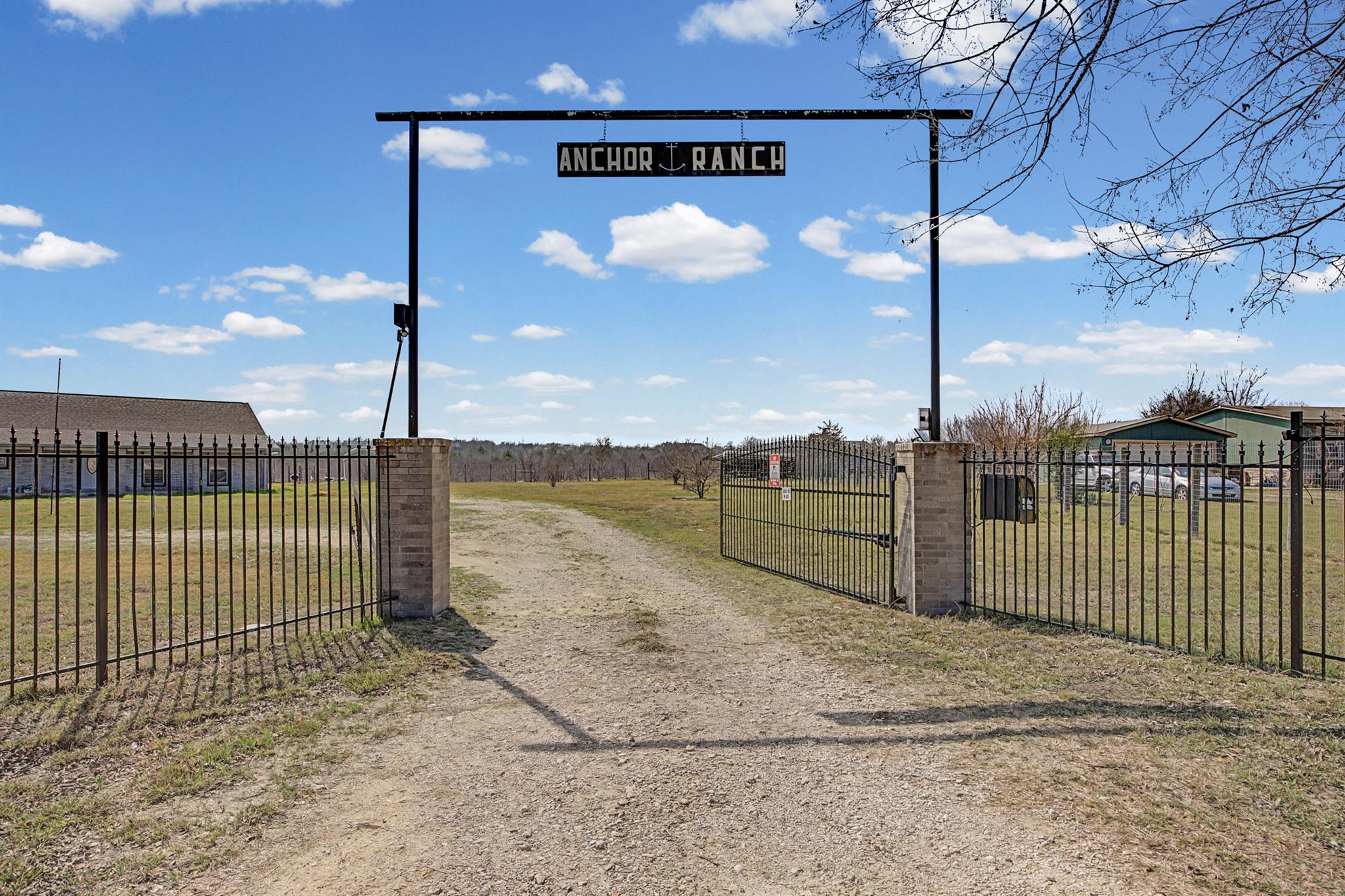 537 Mesa Dr, Del Valle, TX 78617