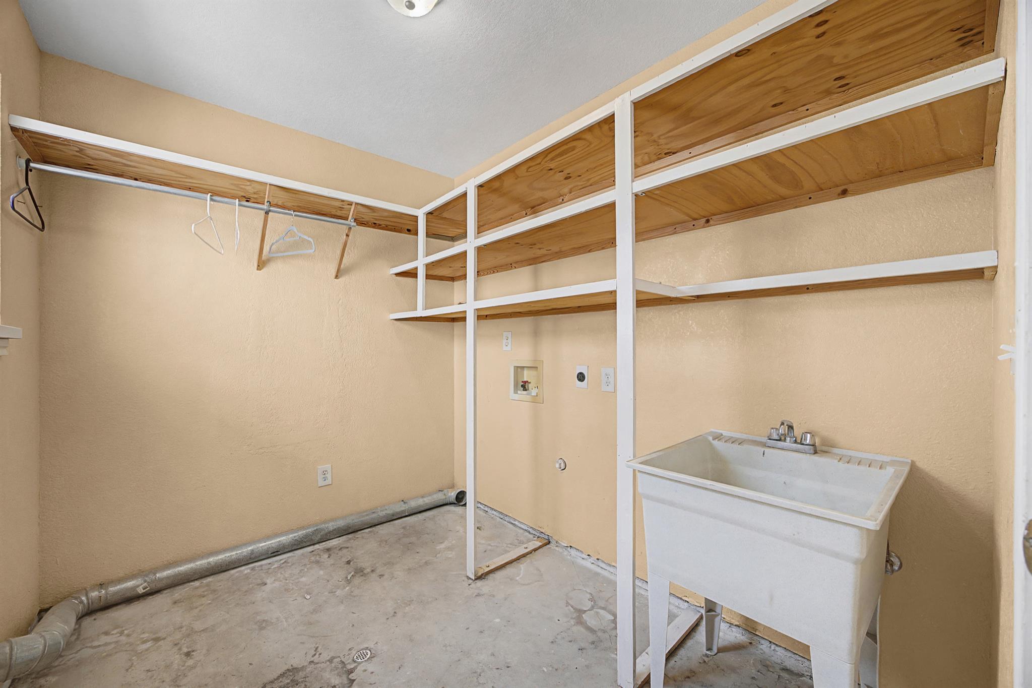 537 Mesa Dr, Del Valle, TX 78617