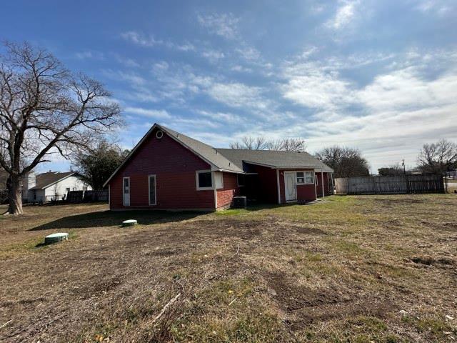 548 Spring River Dr, Martindale, TX 78655