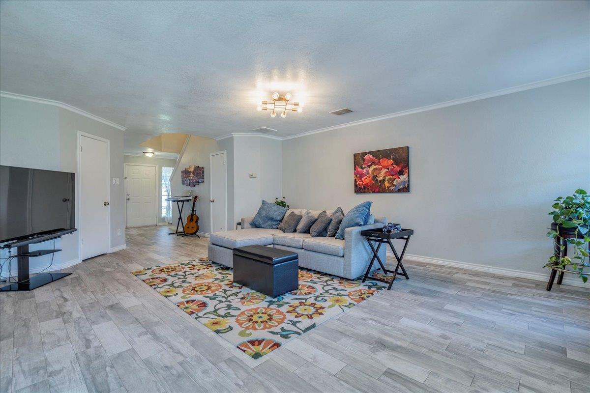 8328 Doe Meadow Dr, Austin, TX 78749