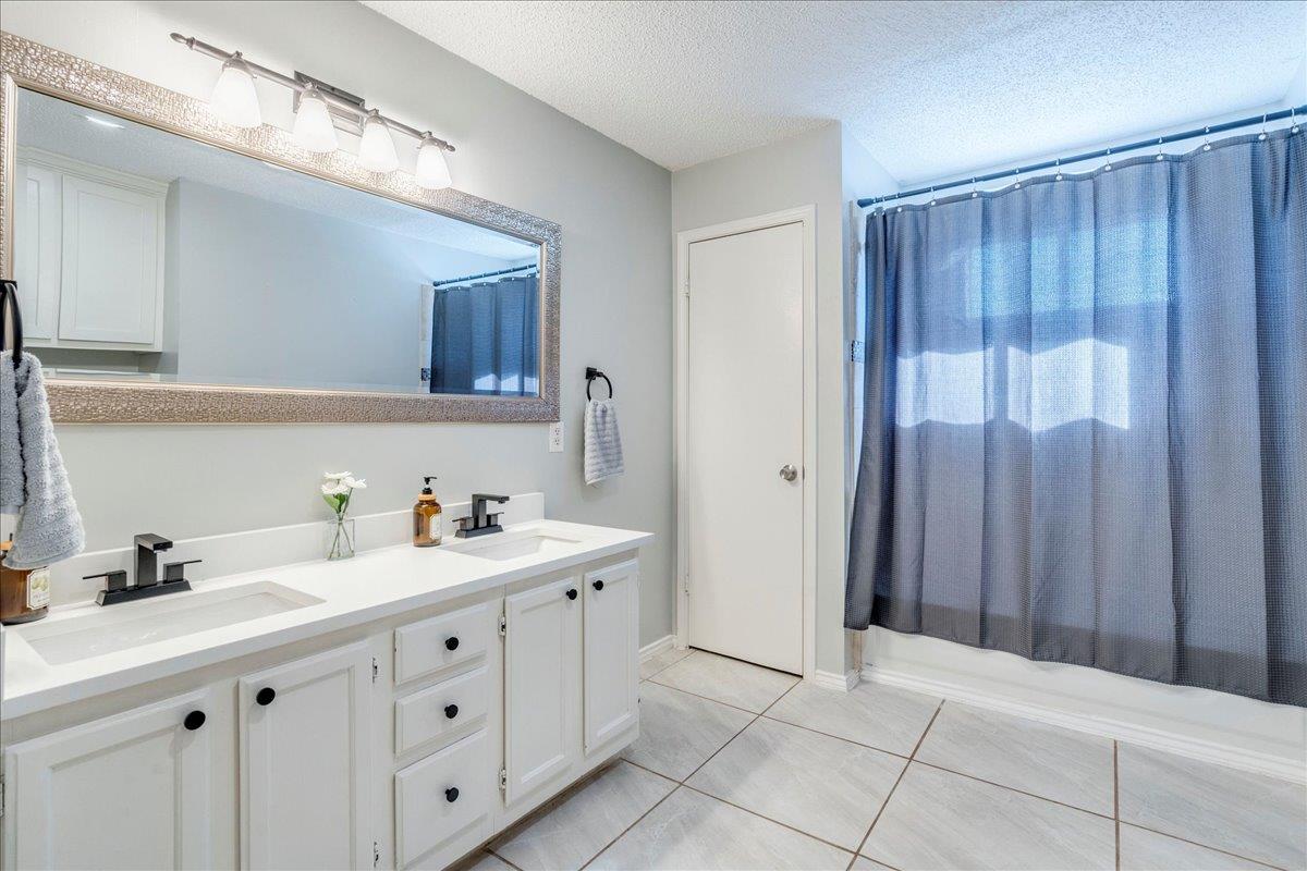 8328 Doe Meadow Dr, Austin, TX 78749