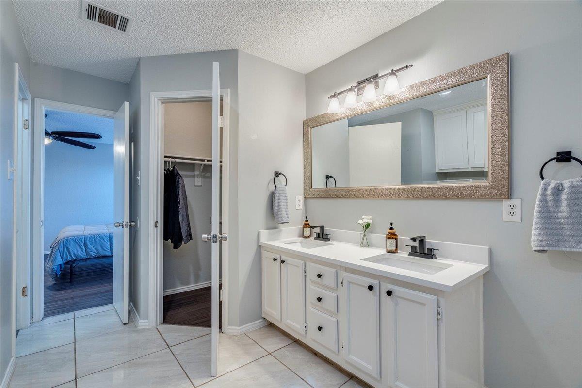 8328 Doe Meadow Dr, Austin, TX 78749