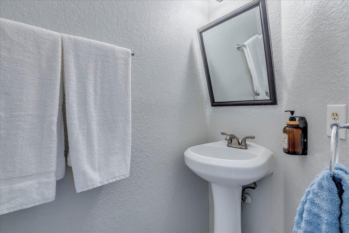 8328 Doe Meadow Dr, Austin, TX 78749