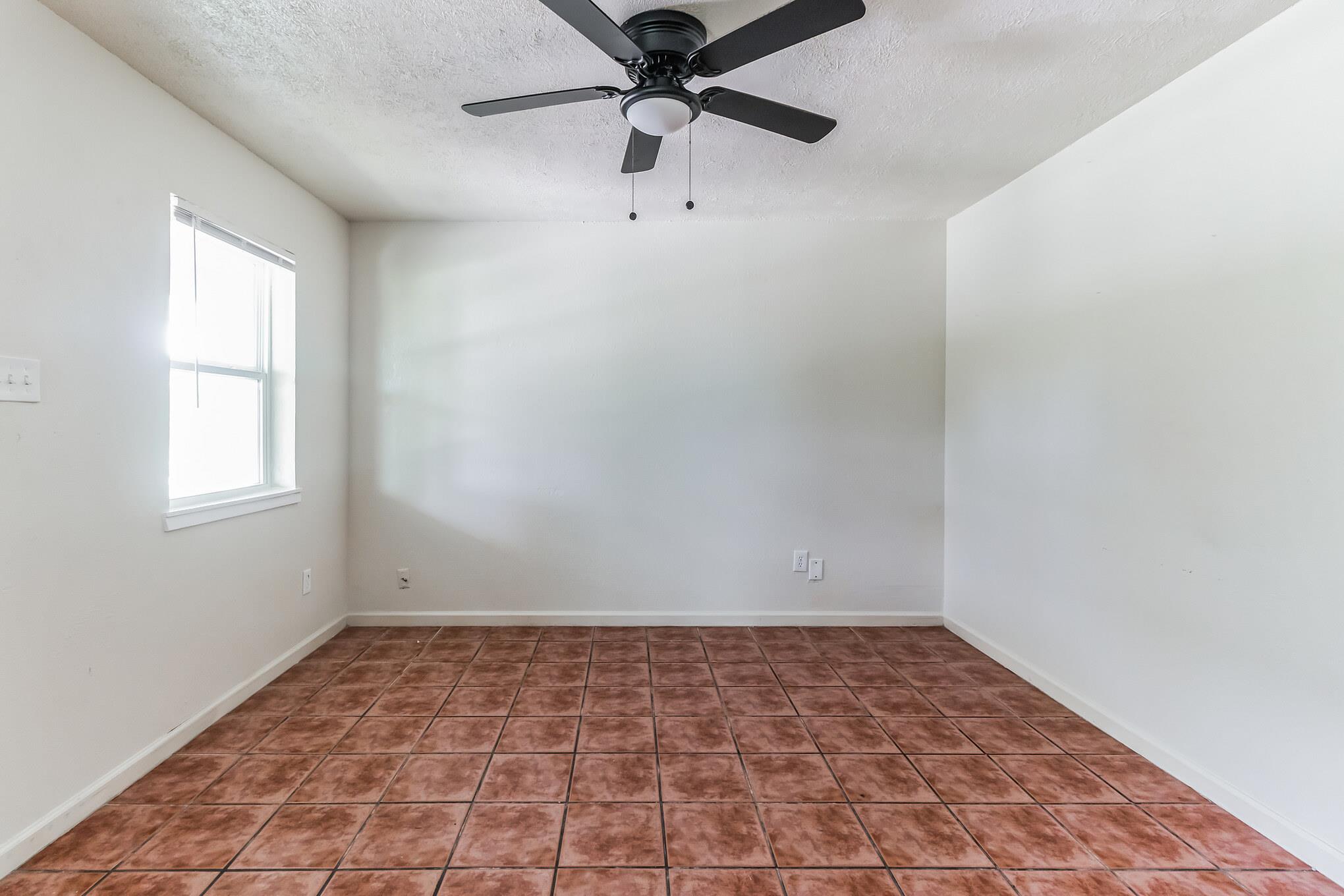 306 Calhoun Dr, Rockdale, TX 76567