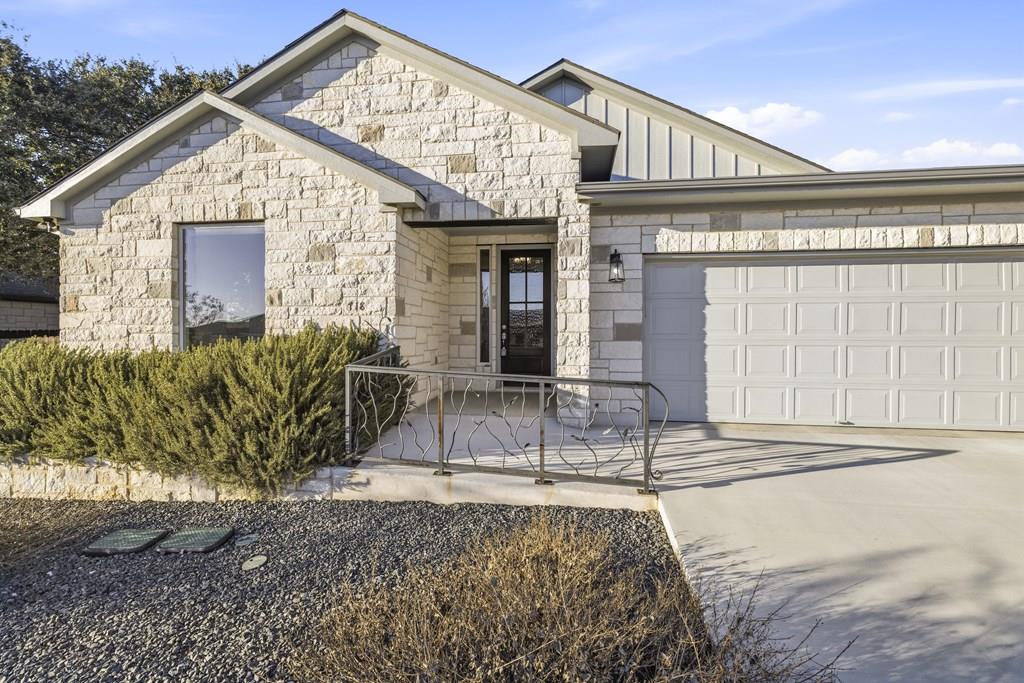 718 Emory Dr, Fredericksburg, TX 78624