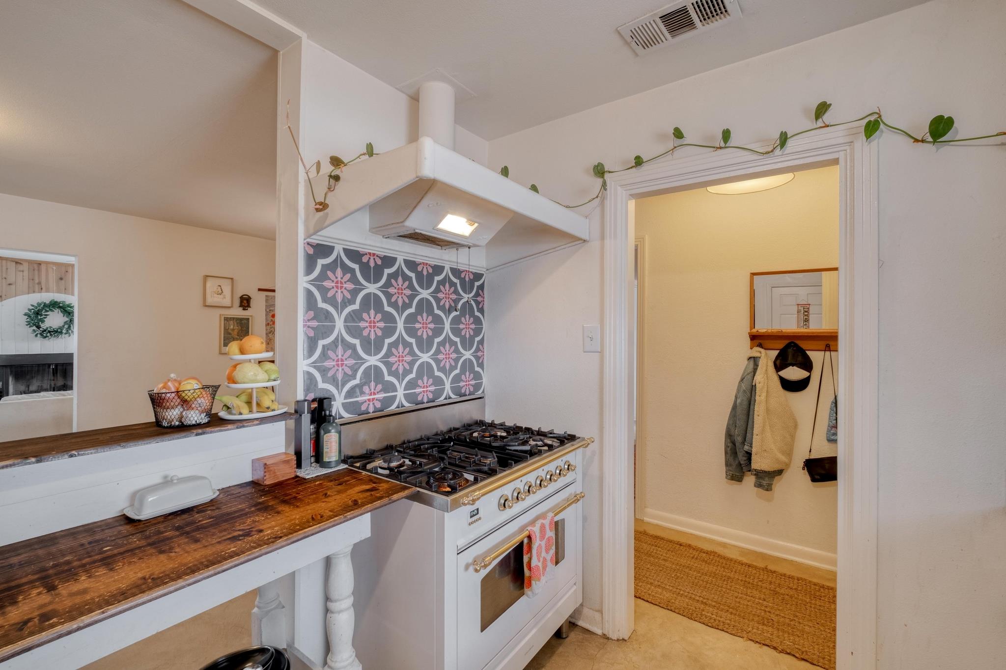 1233 Orange St, Lockhart, TX 78644