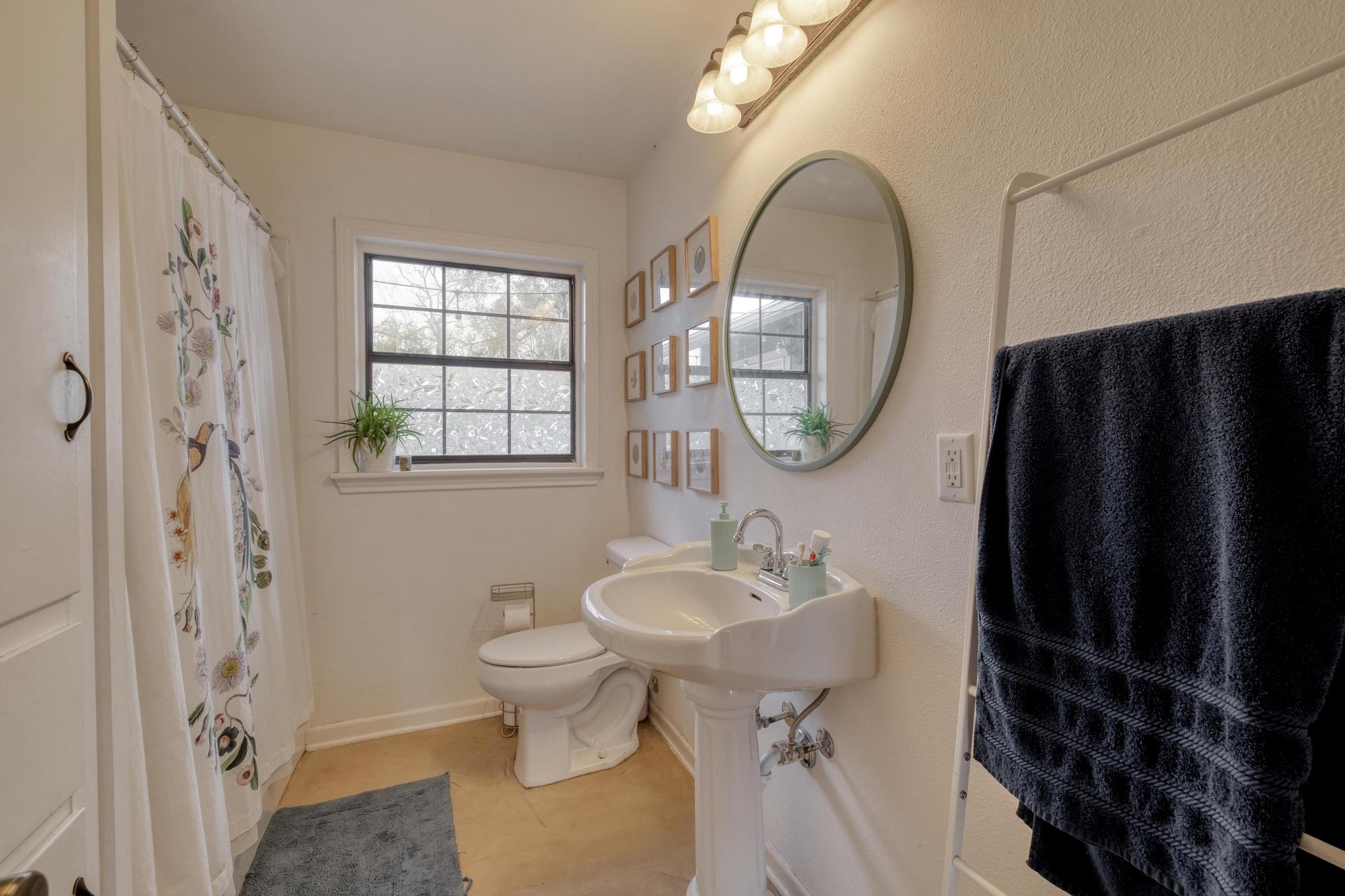 1233 Orange St, Lockhart, TX 78644