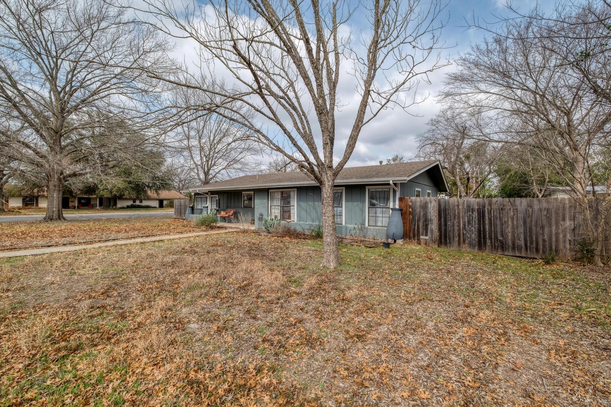 1233 Orange St, Lockhart, TX 78644