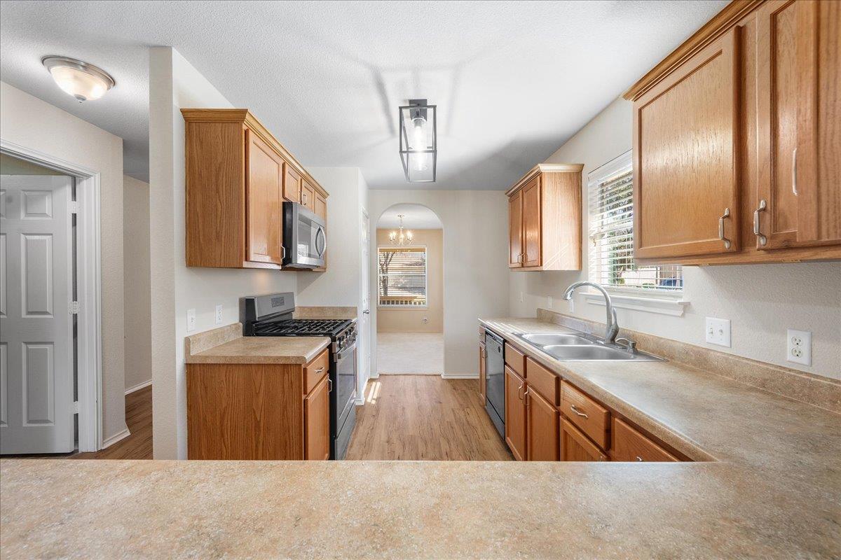 211 Tolcarne Dr, Hutto, TX 78634