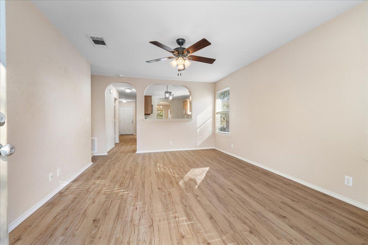 211 Tolcarne Dr, Hutto, TX 78634