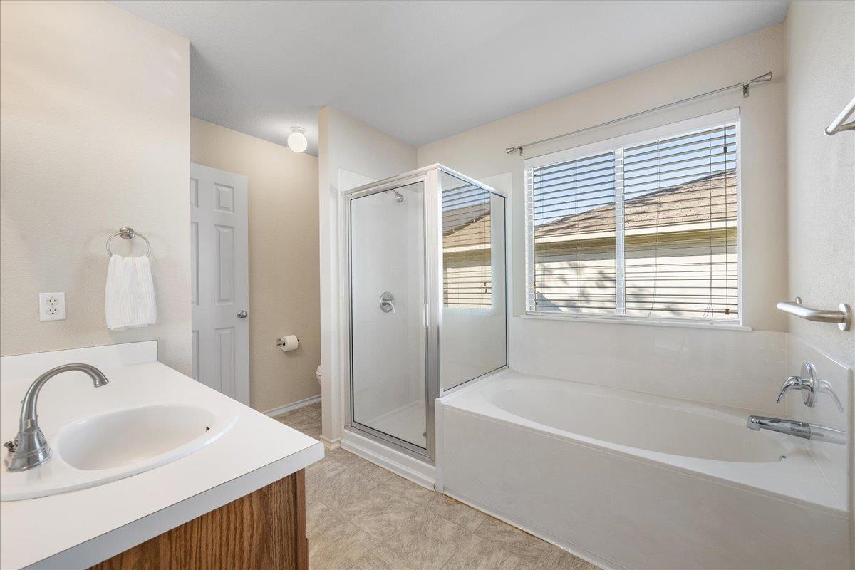 211 Tolcarne Dr, Hutto, TX 78634