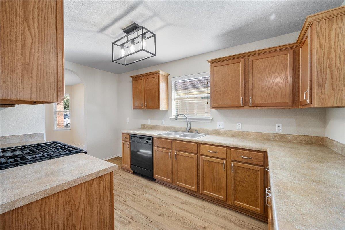 211 Tolcarne Dr, Hutto, TX 78634