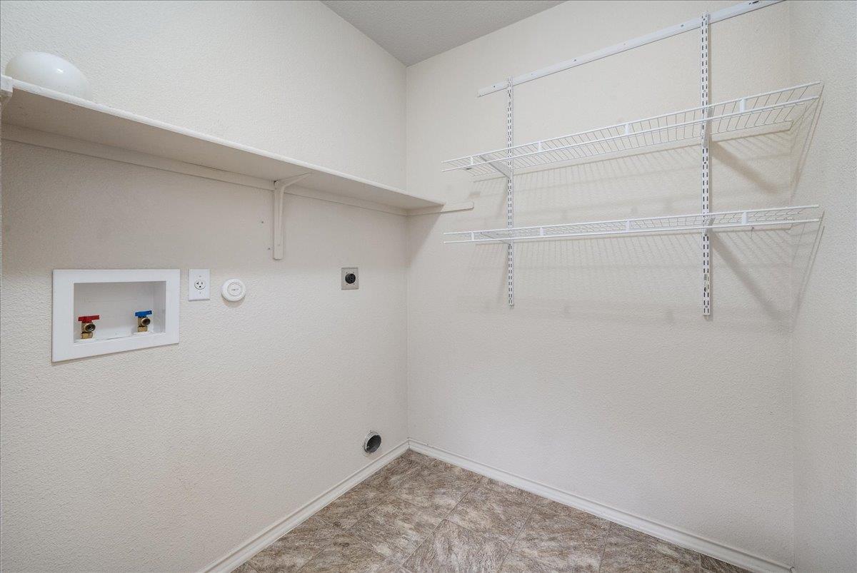 211 Tolcarne Dr, Hutto, TX 78634