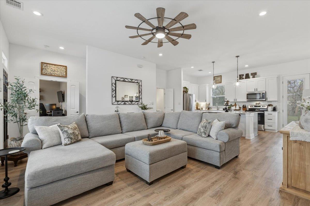 137 Kawainui Ln, Bastrop, TX 78602