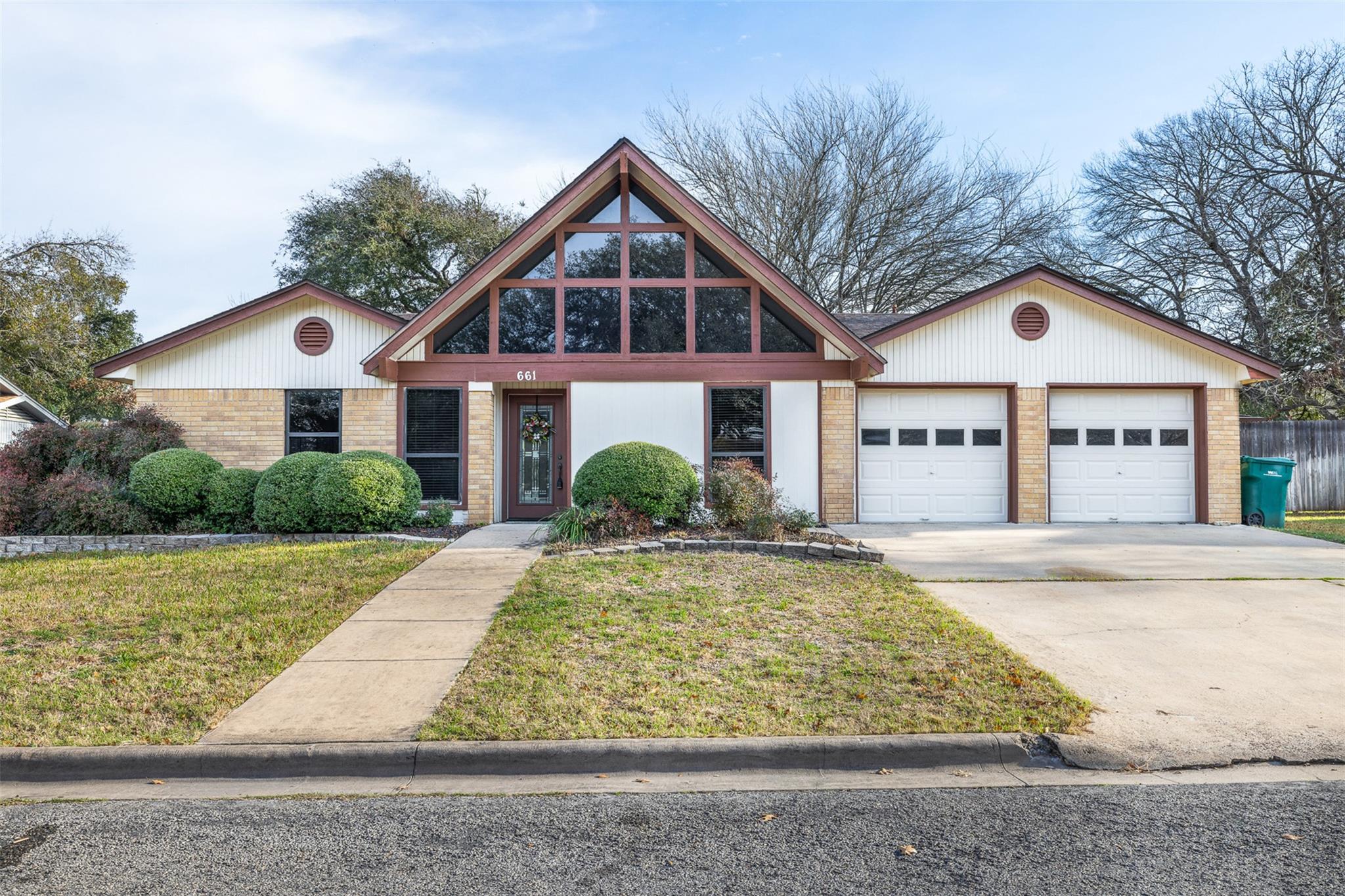 661 S College St, La Grange, TX 78945