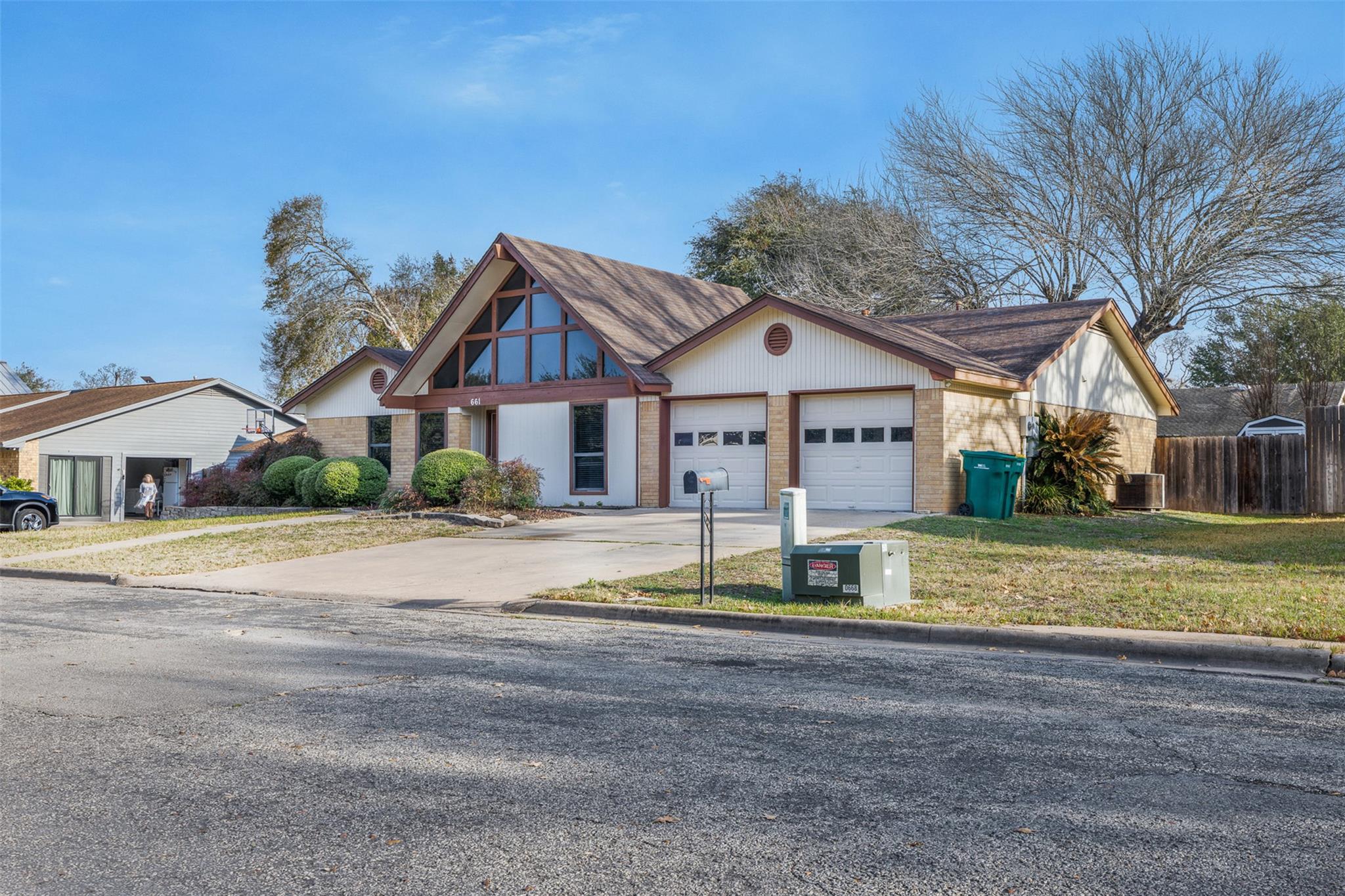 661 S College St, La Grange, TX 78945