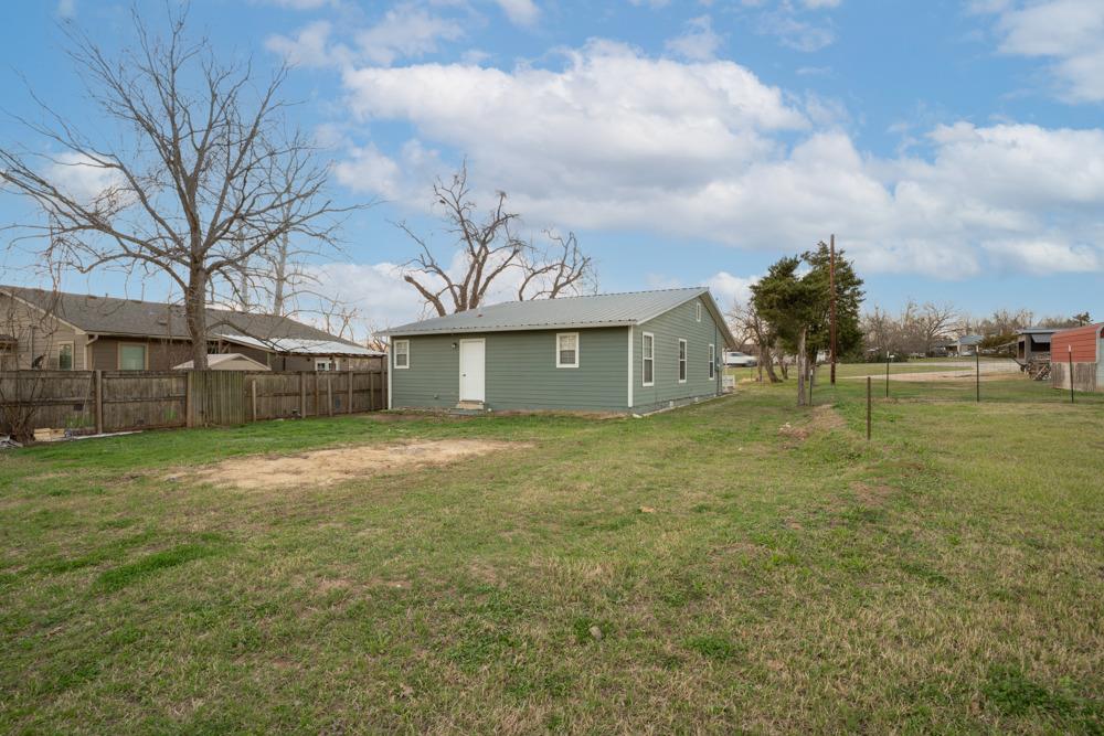 207 Harris St, Elgin, TX 78621