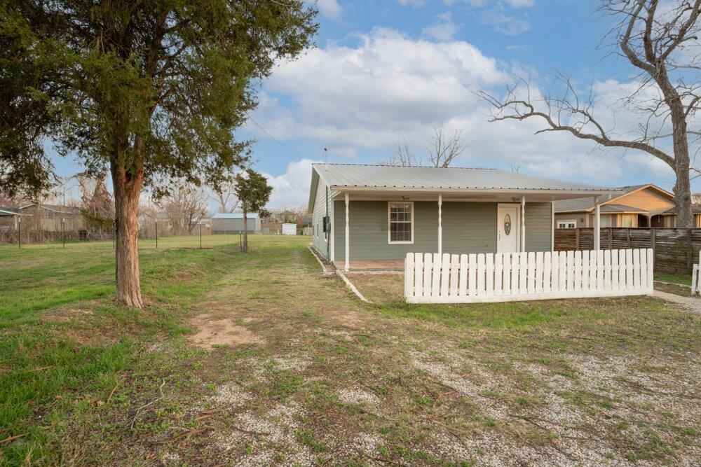 207 Harris St, Elgin, TX 78621