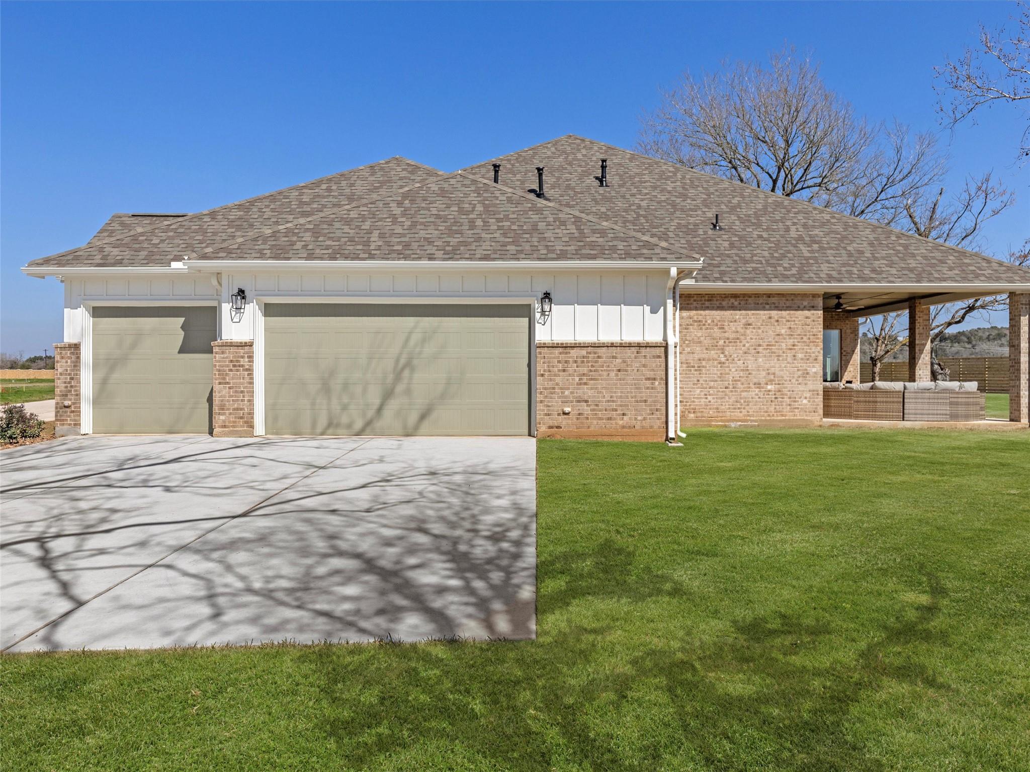 151 Moonlight Dr, Smithville, TX 78957