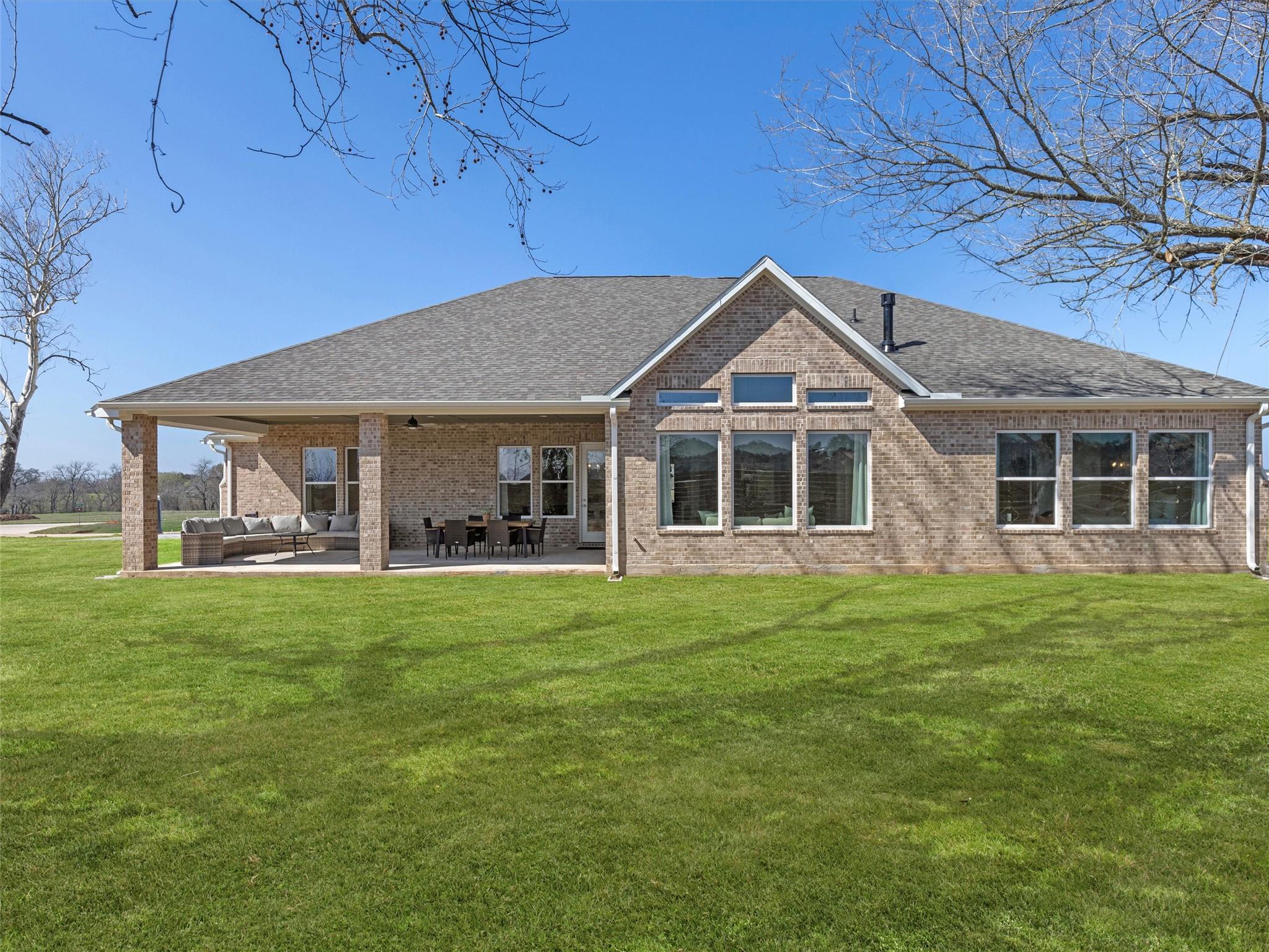 151 Moonlight Dr, Smithville, TX 78957