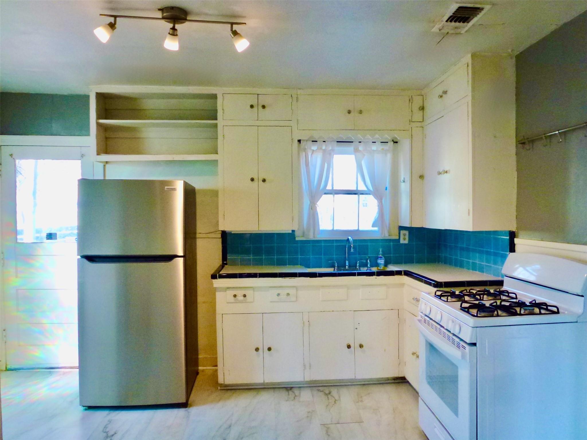 1408 W 39th 1/2 St, Austin, TX 78756