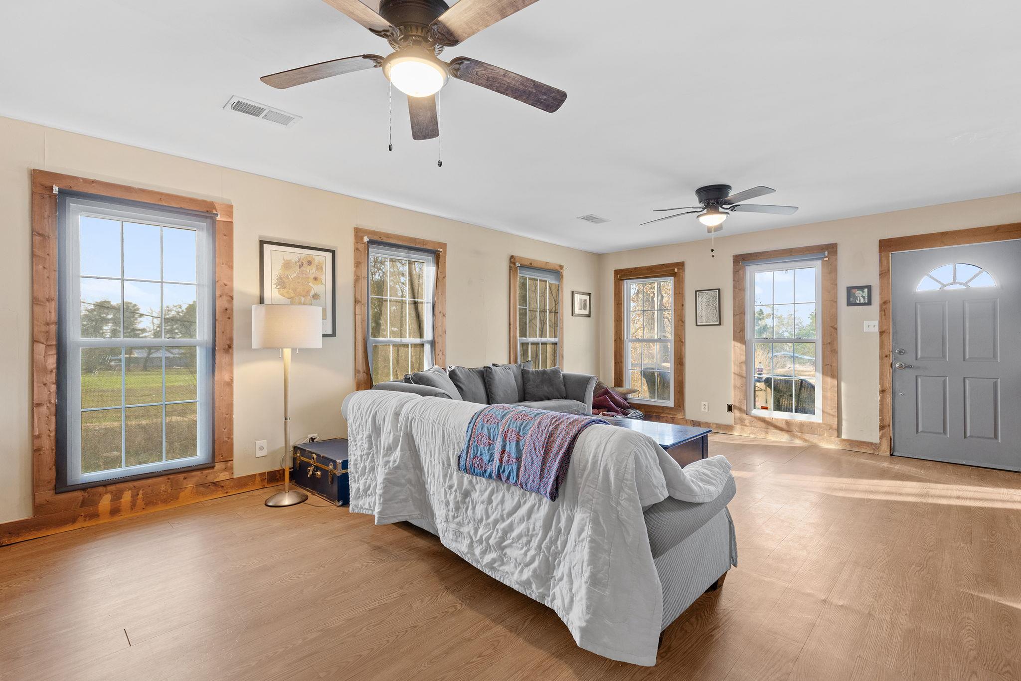 171 Split Rail Ln, Smithville, TX 78957