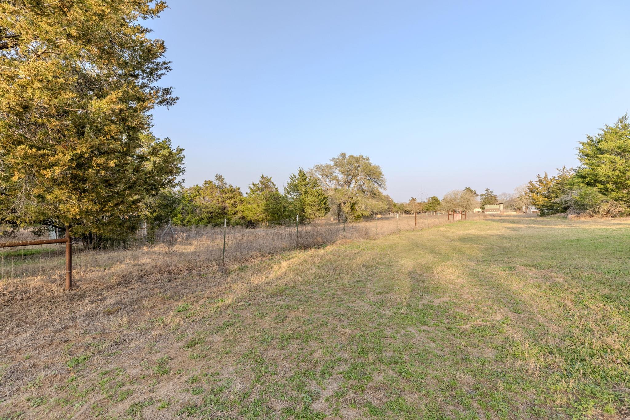 171 Split Rail Ln, Smithville, TX 78957
