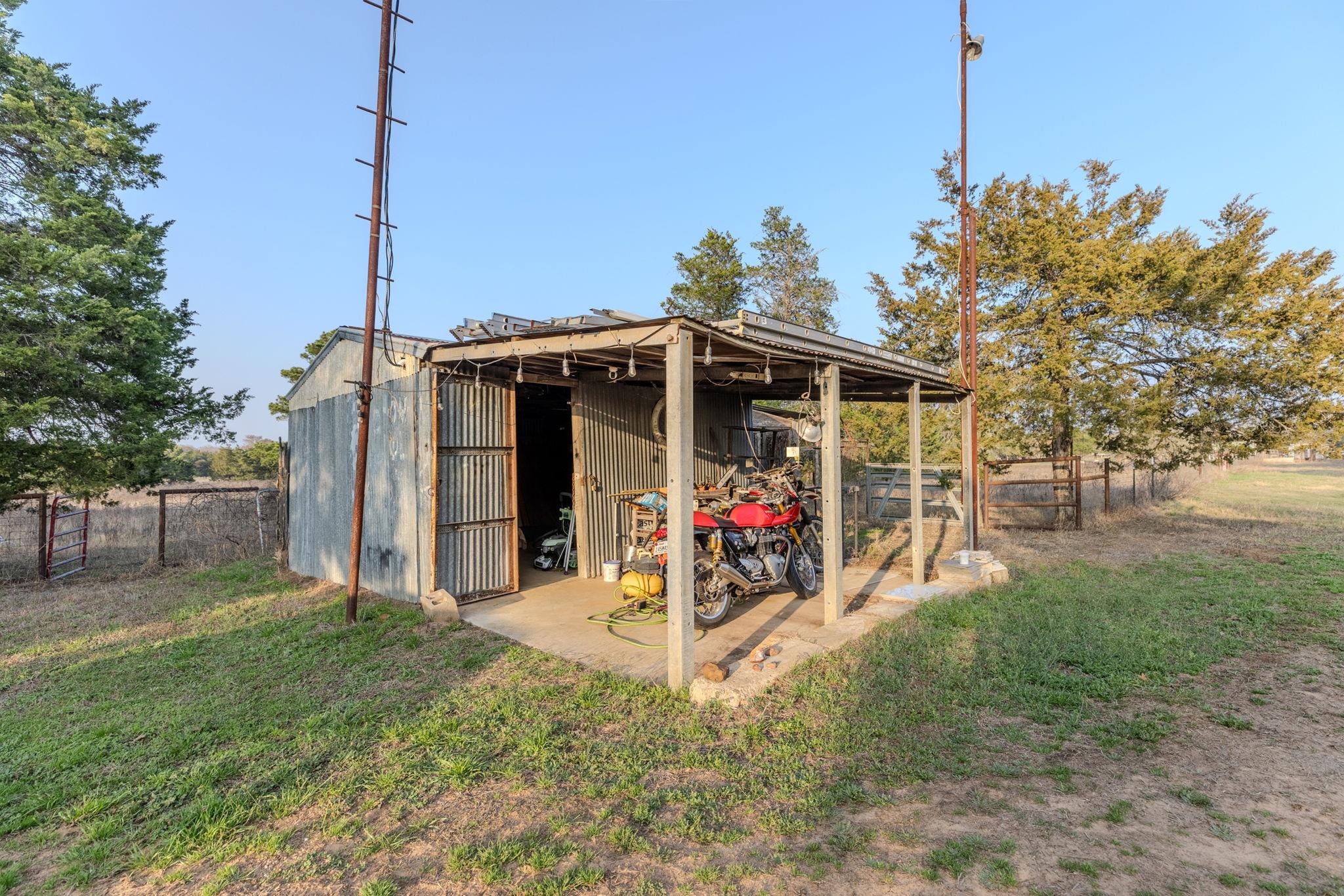 171 Split Rail Ln, Smithville, TX 78957