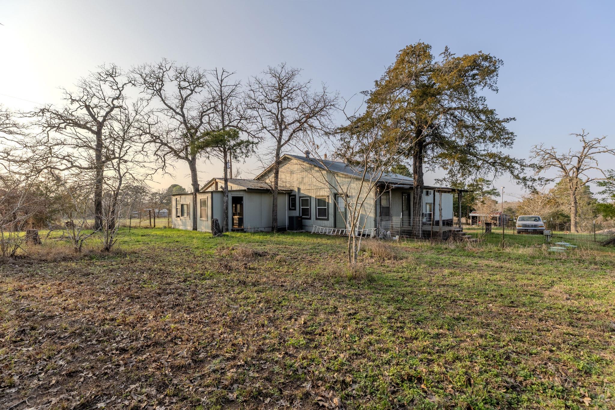 171 Split Rail Ln, Smithville, TX 78957