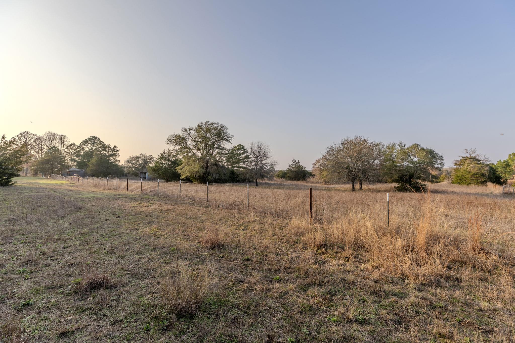 171 Split Rail Ln, Smithville, TX 78957