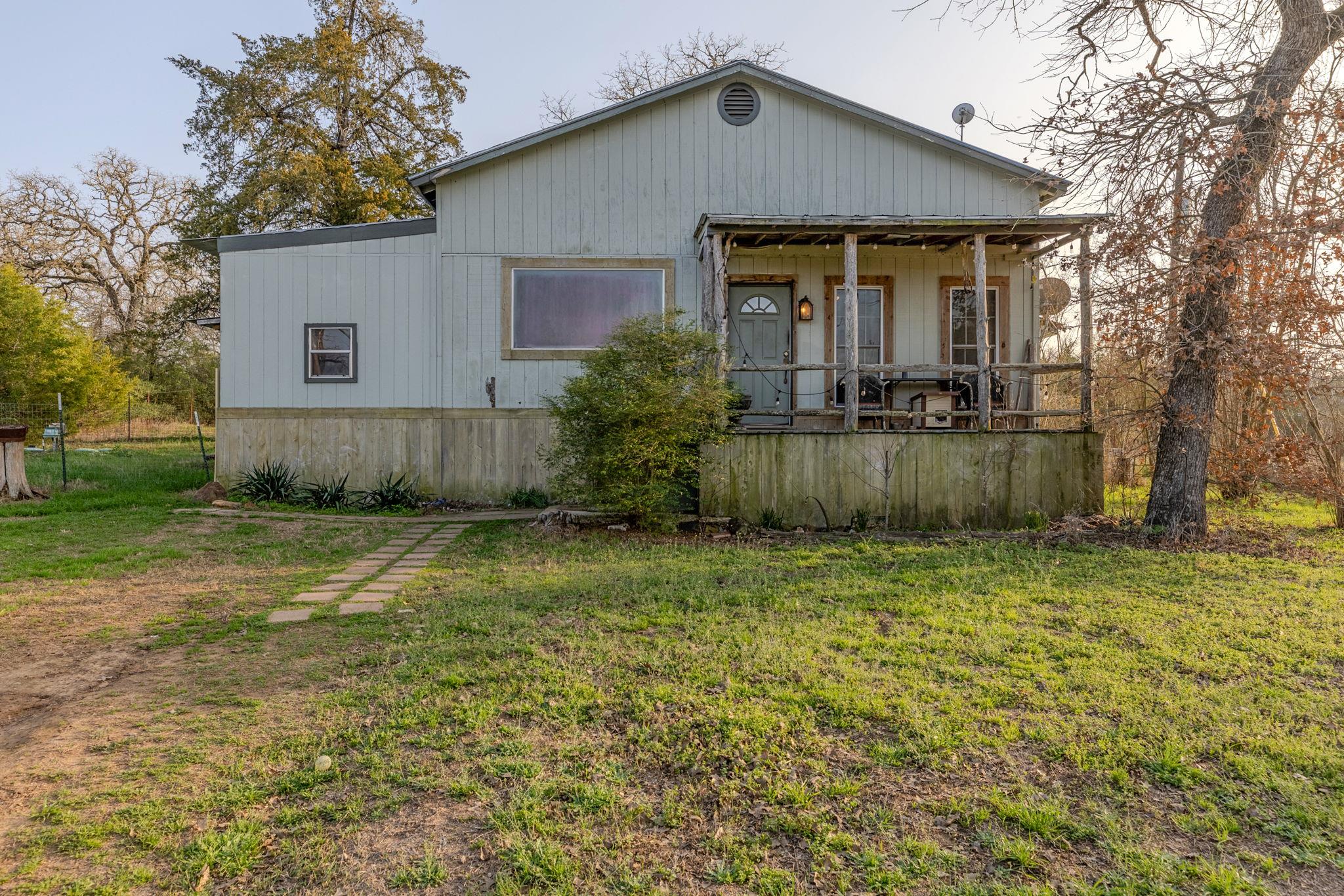 171 Split Rail Ln, Smithville, TX 78957