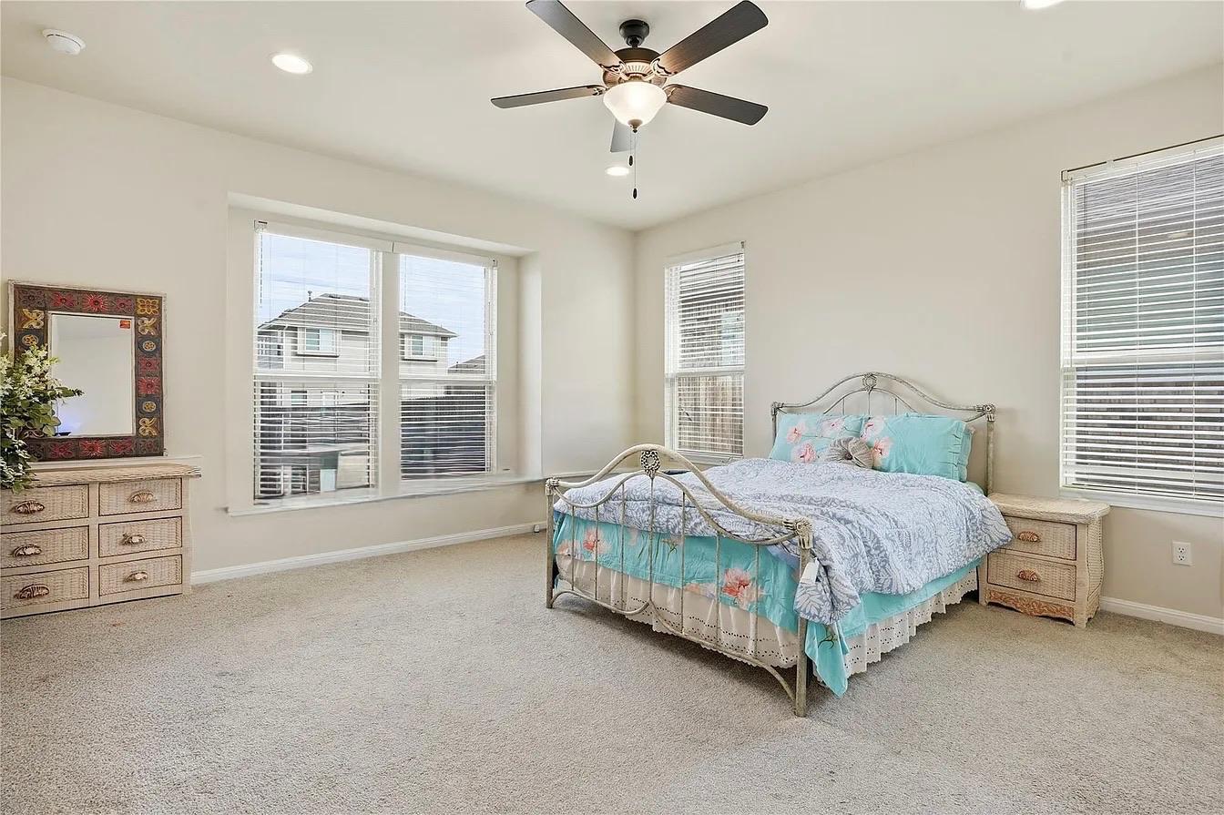 144 Falkland St, Hutto, TX 78634