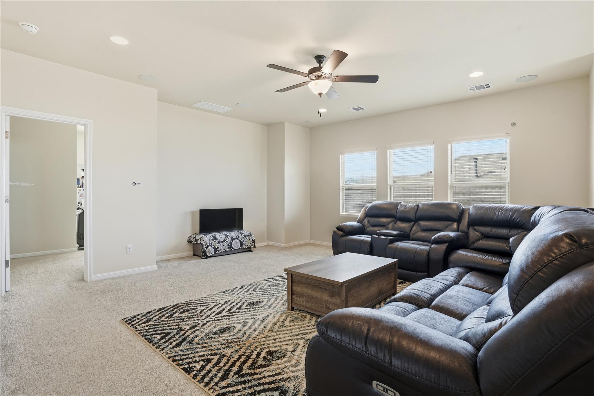 144 Falkland St, Hutto, TX 78634