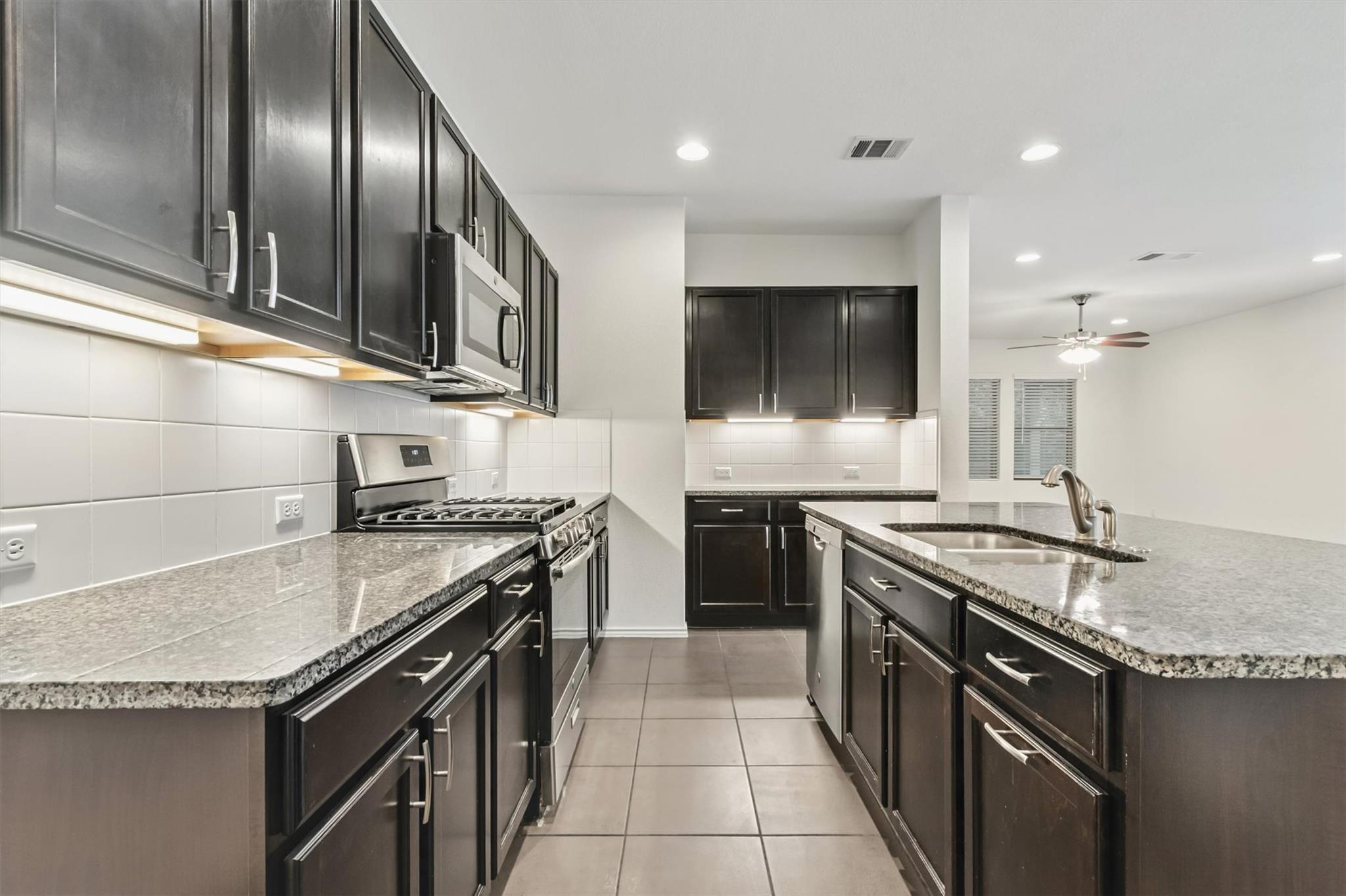 533 Sweetwood Ln, Leander, TX 78641