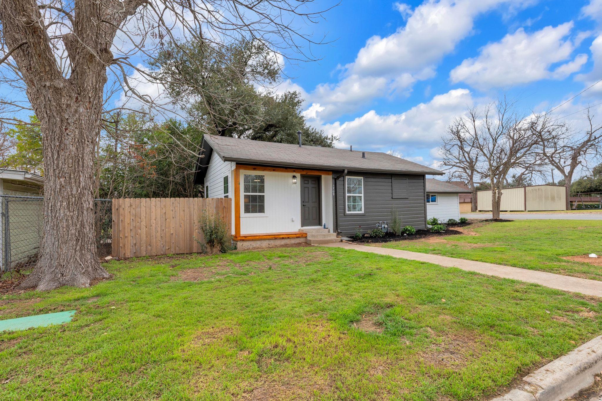 1709 Cecelia St, Taylor, TX 76574