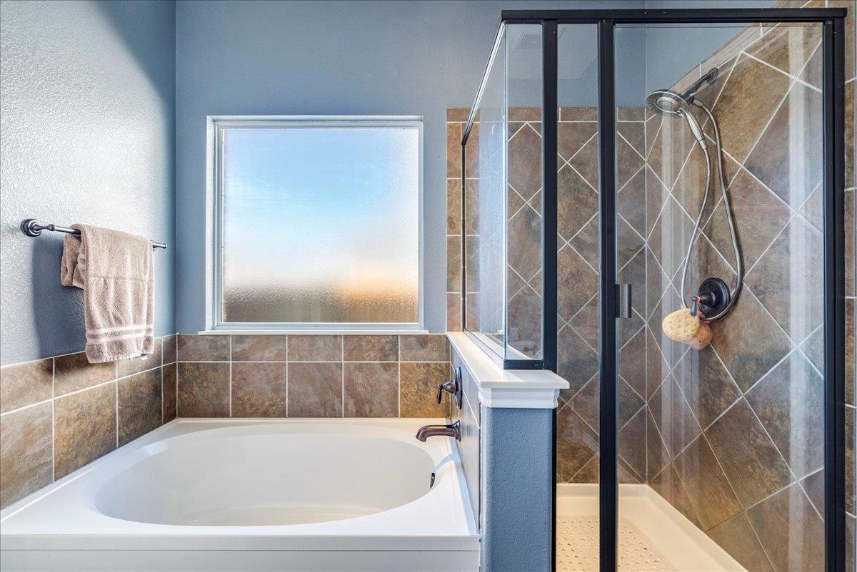 303 Briarwood Dr, Leander, TX 78641