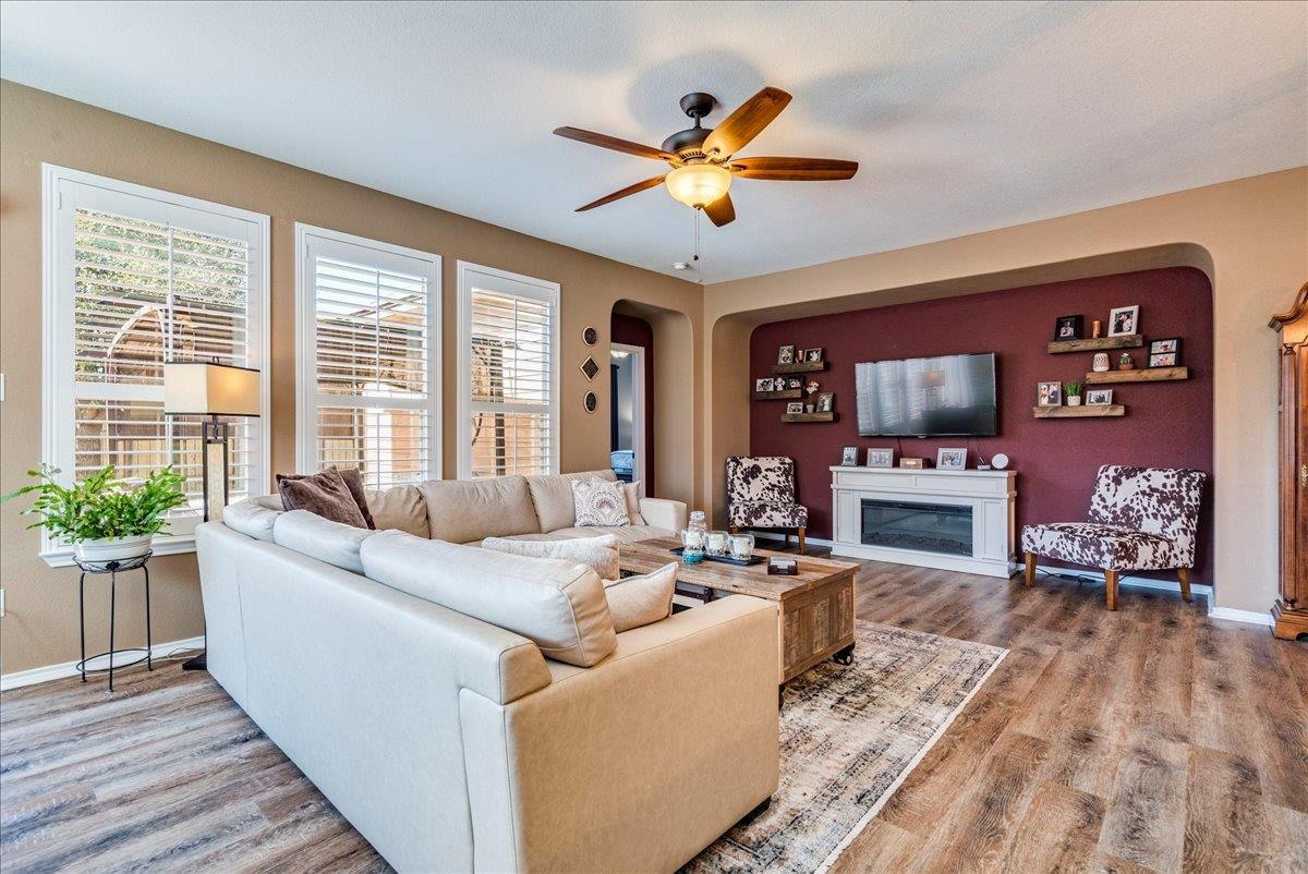 303 Briarwood Dr, Leander, TX 78641