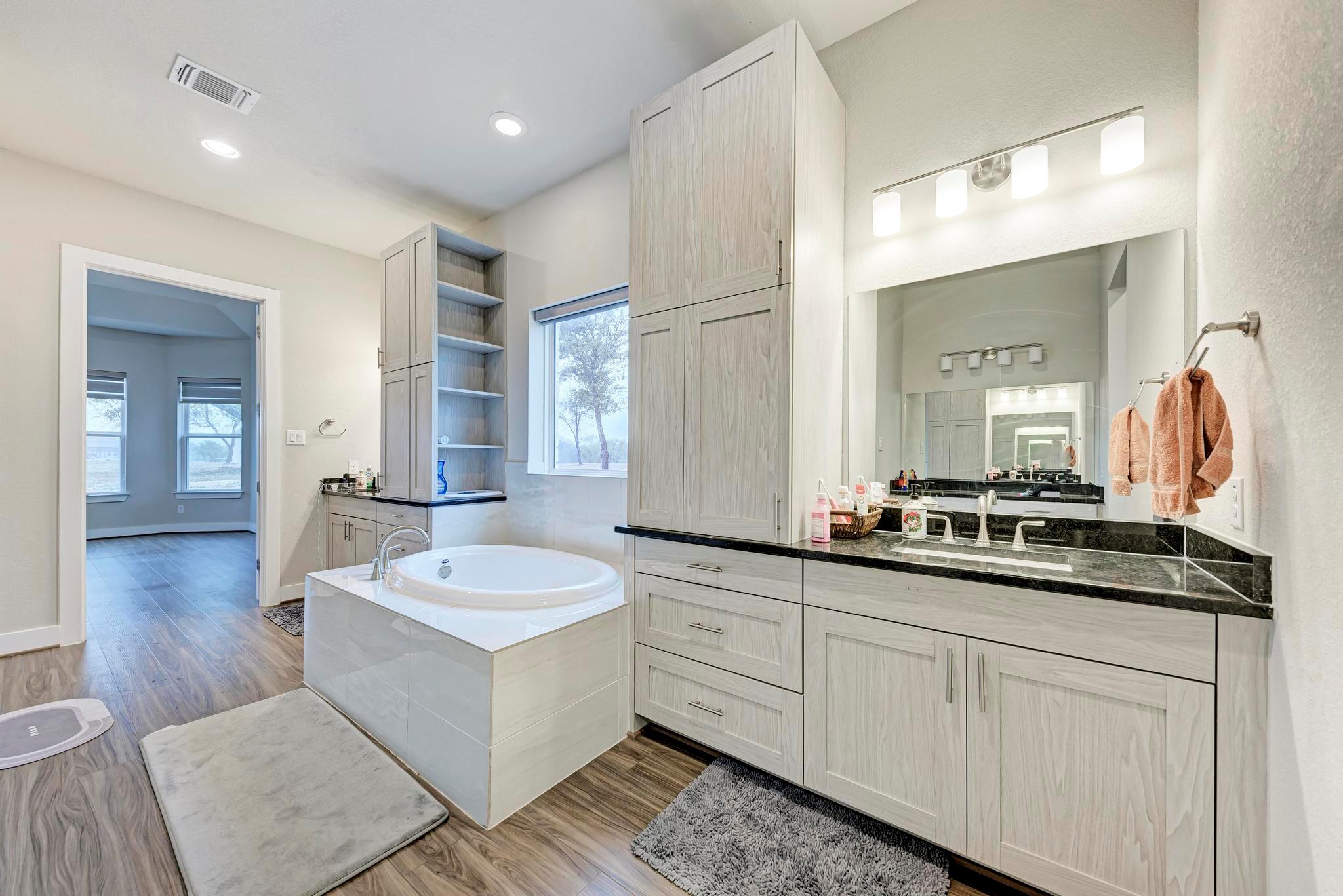 92 Sierra Mosca Trl, Liberty Hill, TX 78642