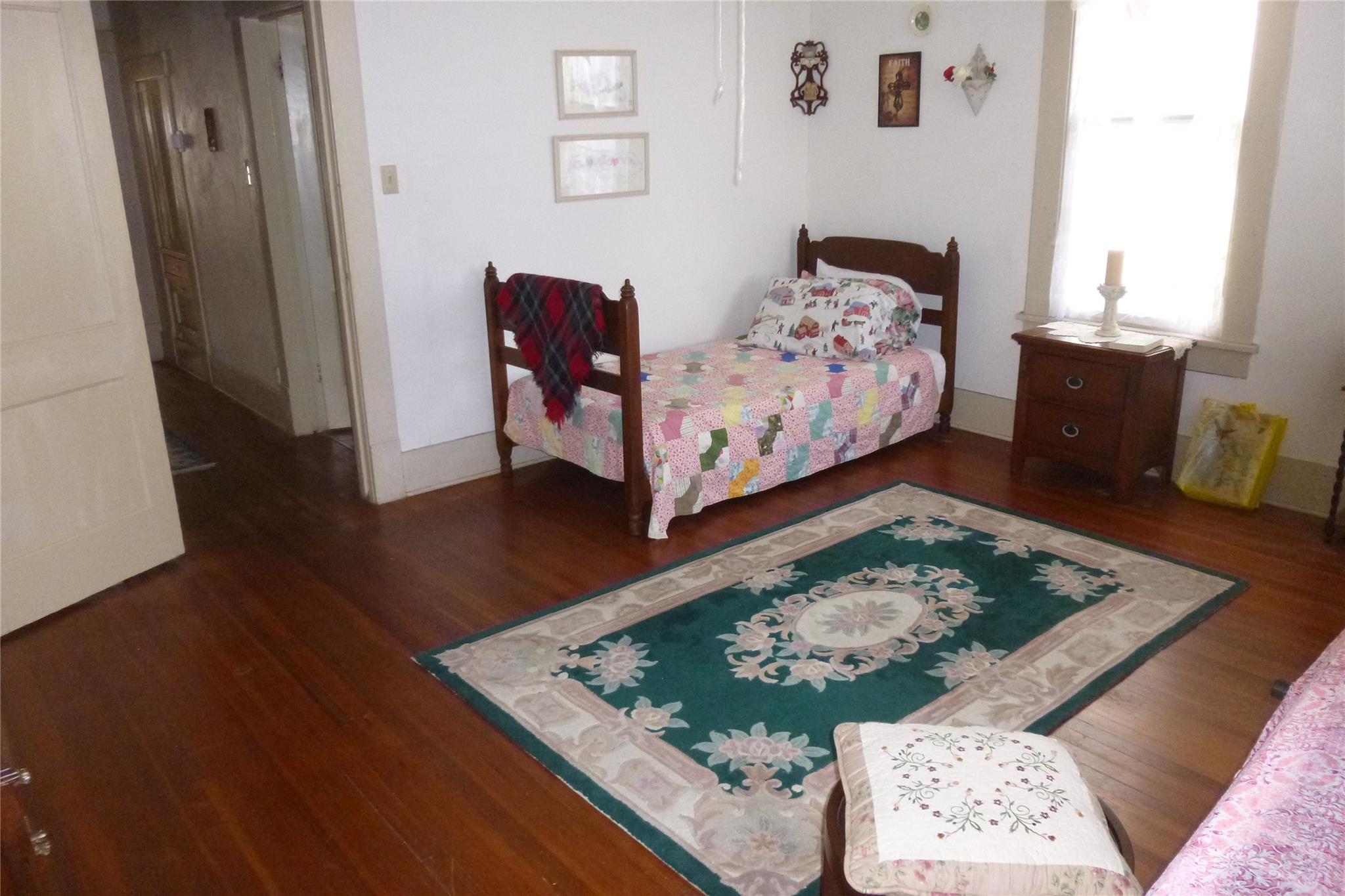 502 W 10th St, Taylor, TX 76574