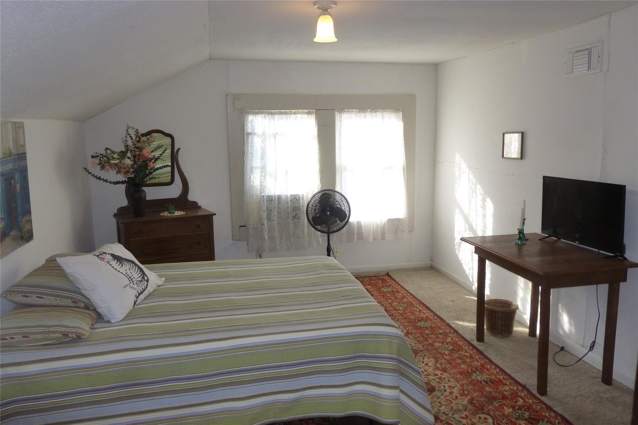 502 W 10th St, Taylor, TX 76574