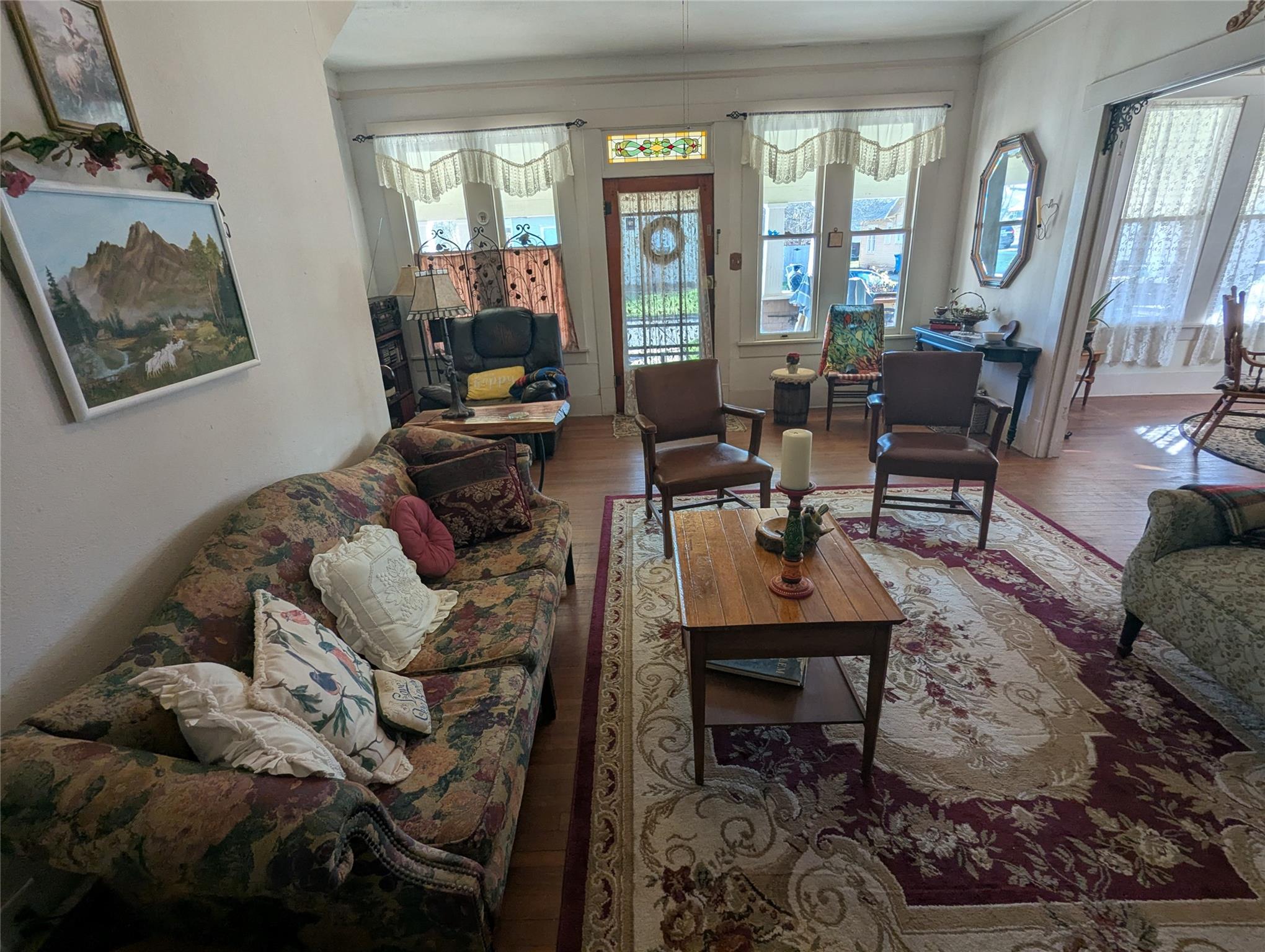 502 W 10th St, Taylor, TX 76574