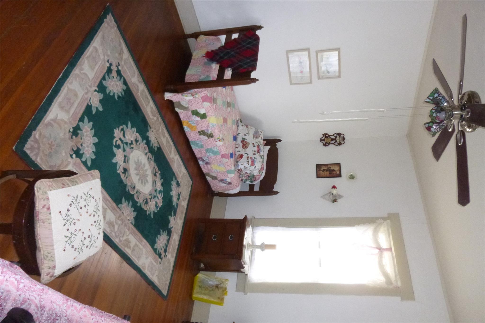 502 W 10th St, Taylor, TX 76574