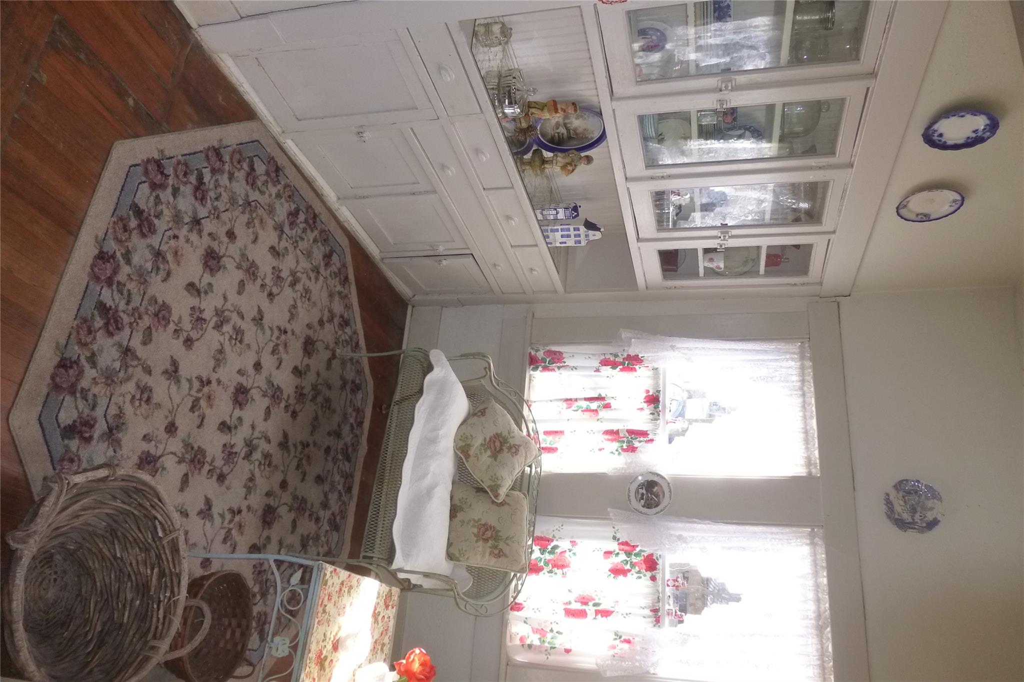 502 W 10th St, Taylor, TX 76574