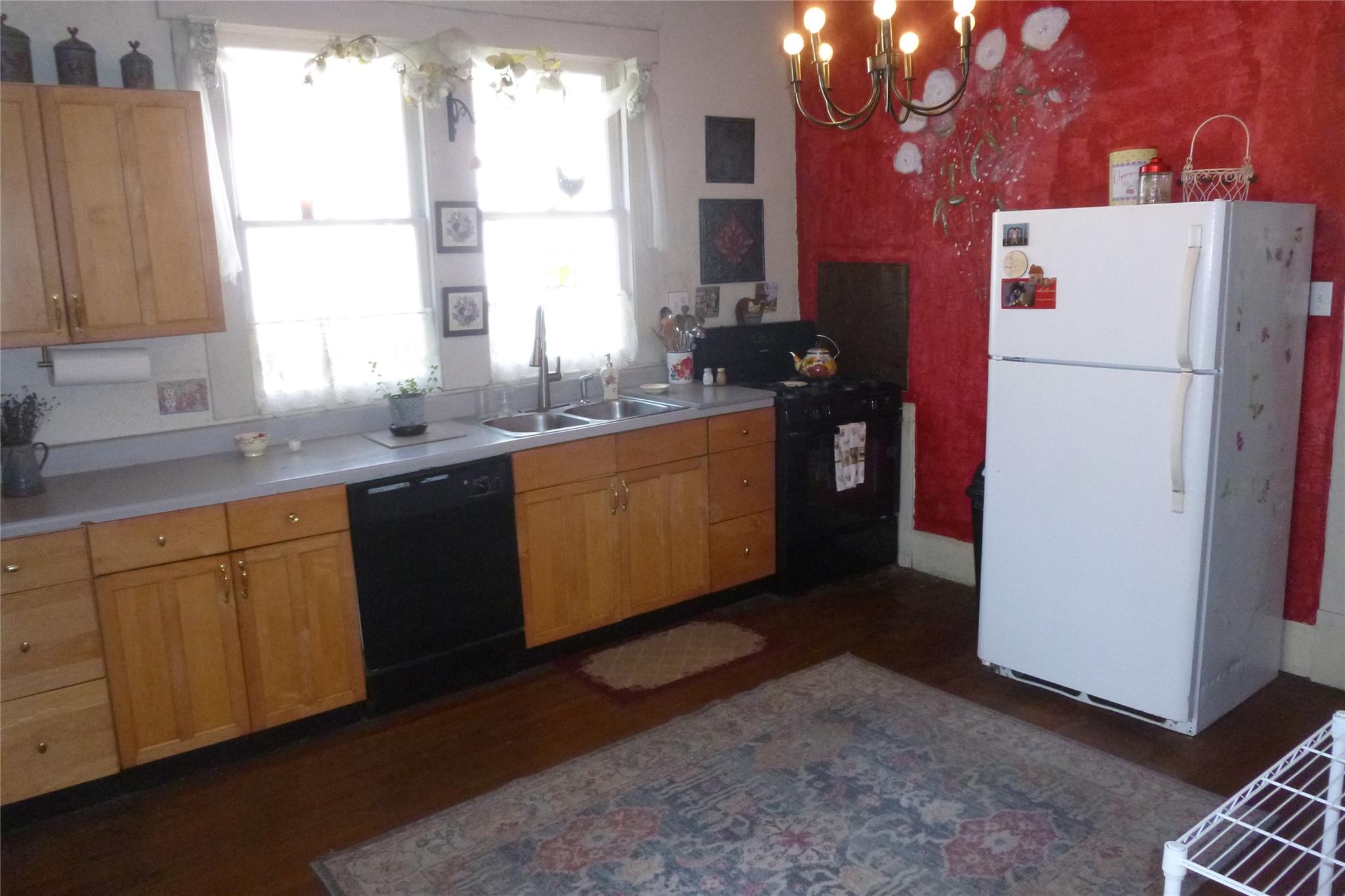 502 W 10th St, Taylor, TX 76574